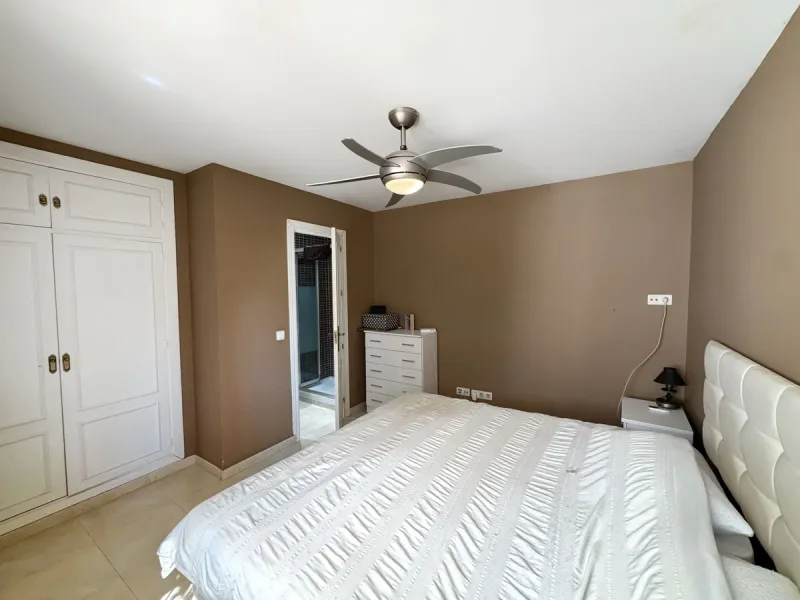 Discover this magnificent ground floor property located in a quiet residential complex, ideal for those seeking comfort, space, and quality of life. The development features a communal swimming pool and beautifully maintained gardens, creating a pleasant 