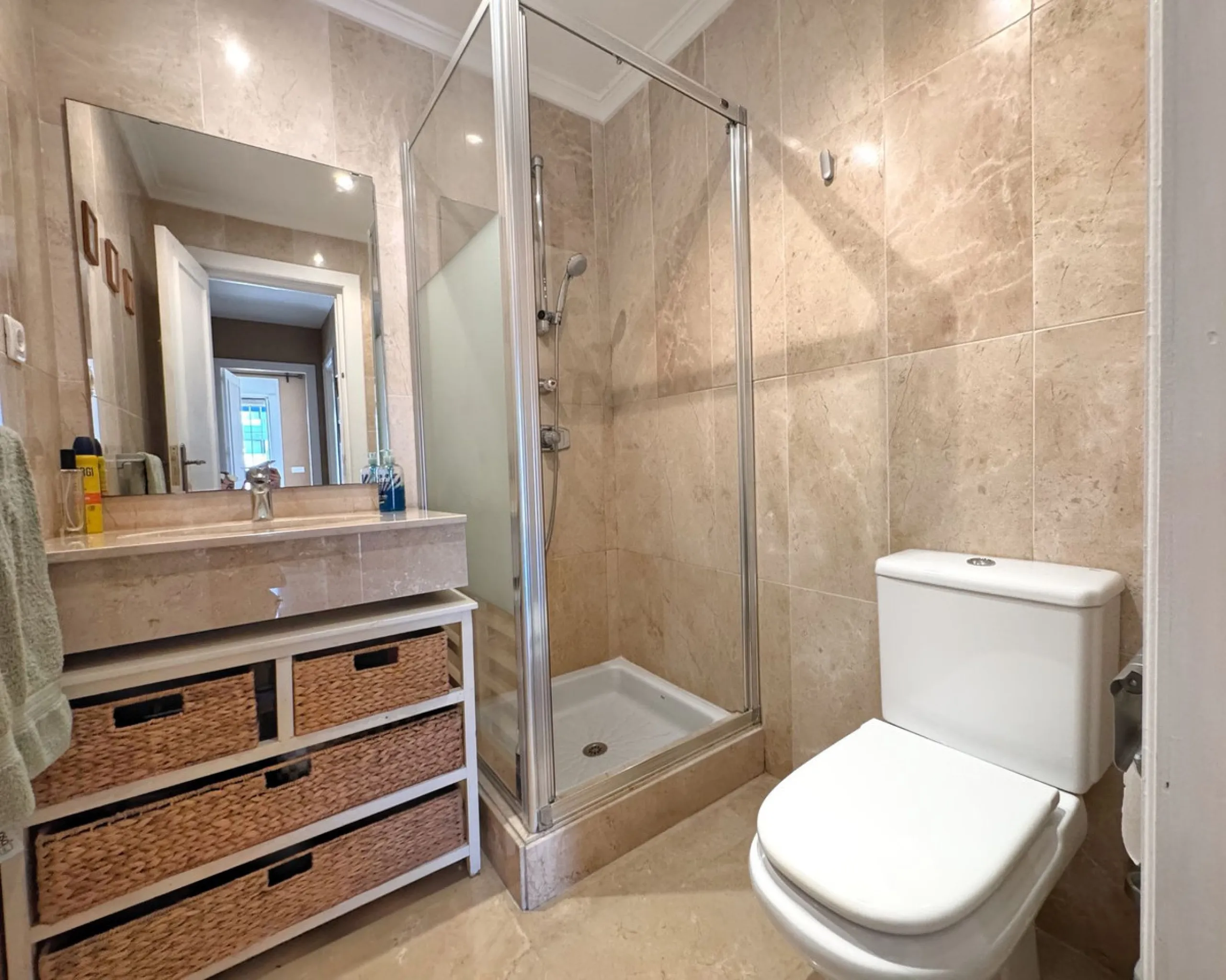 Discover this magnificent ground floor property located in a quiet residential complex, ideal for those seeking comfort, space, and quality of life. The development features a communal swimming pool and beautifully maintained gardens, creating a pleasant 