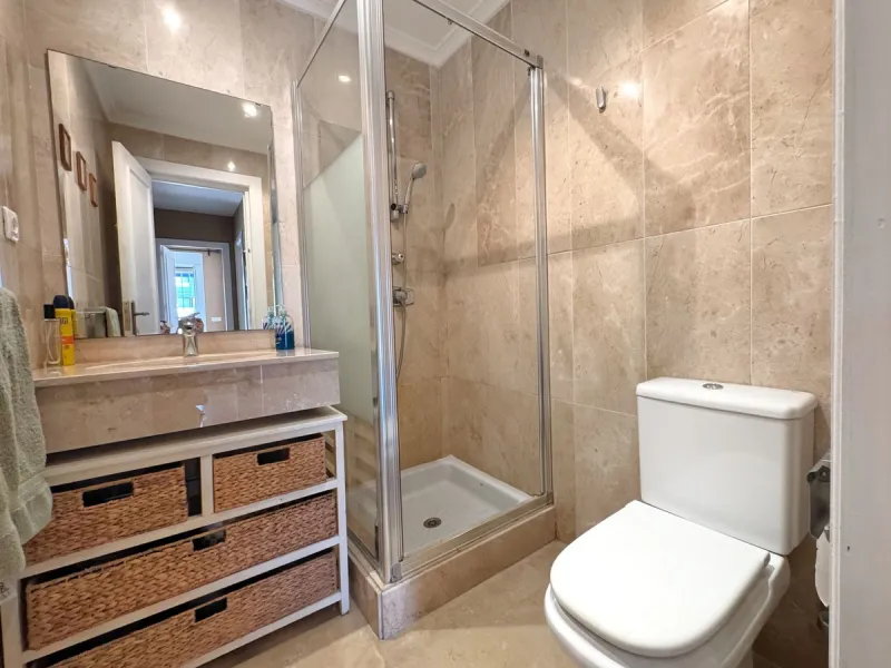 Discover this magnificent ground floor property located in a quiet residential complex, ideal for those seeking comfort, space, and quality of life. The development features a communal swimming pool and beautifully maintained gardens, creating a pleasant 