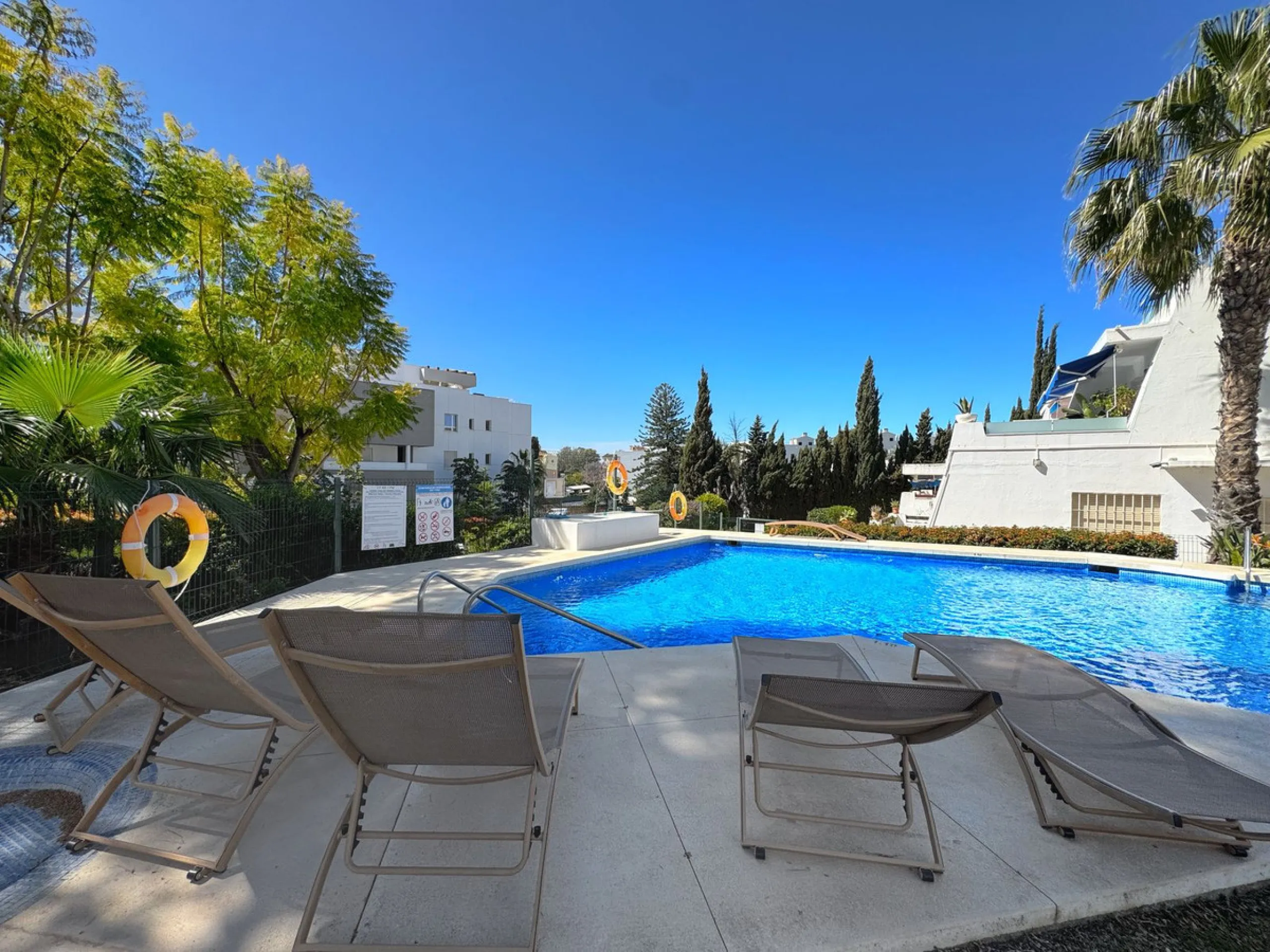 Discover this magnificent ground floor property located in a quiet residential complex, ideal for those seeking comfort, space, and quality of life. The development features a communal swimming pool and beautifully maintained gardens, creating a pleasant 