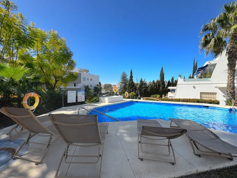 Discover this magnificent ground floor property located in a quiet residential complex, ideal for those seeking comfort, space, and quality of life. The development features a communal swimming pool and beautifully maintained gardens, creating a pleasant 