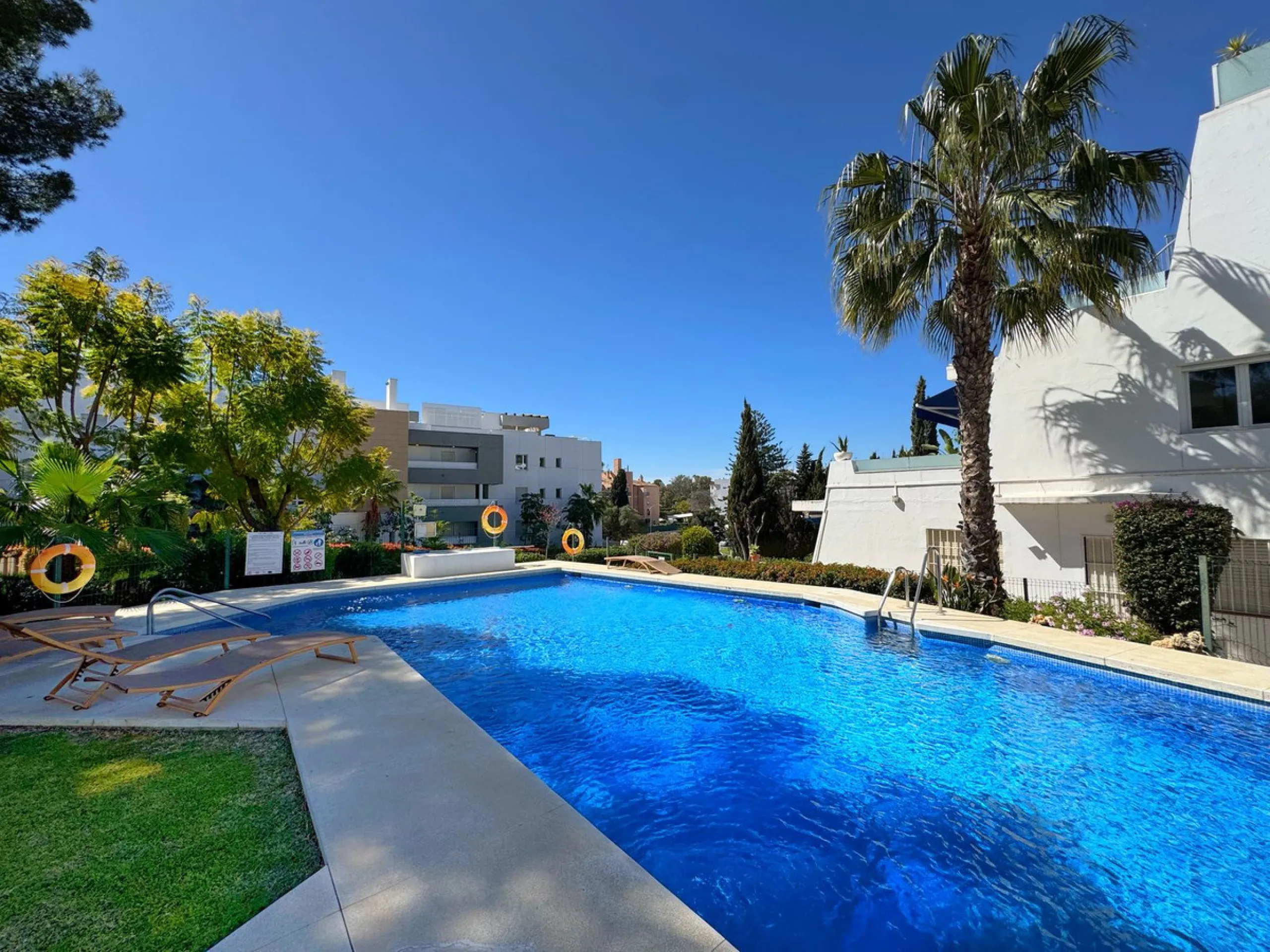 Discover this magnificent ground floor property located in a quiet residential complex, ideal for those seeking comfort, space, and quality of life. The development features a communal swimming pool and beautifully maintained gardens, creating a pleasant 