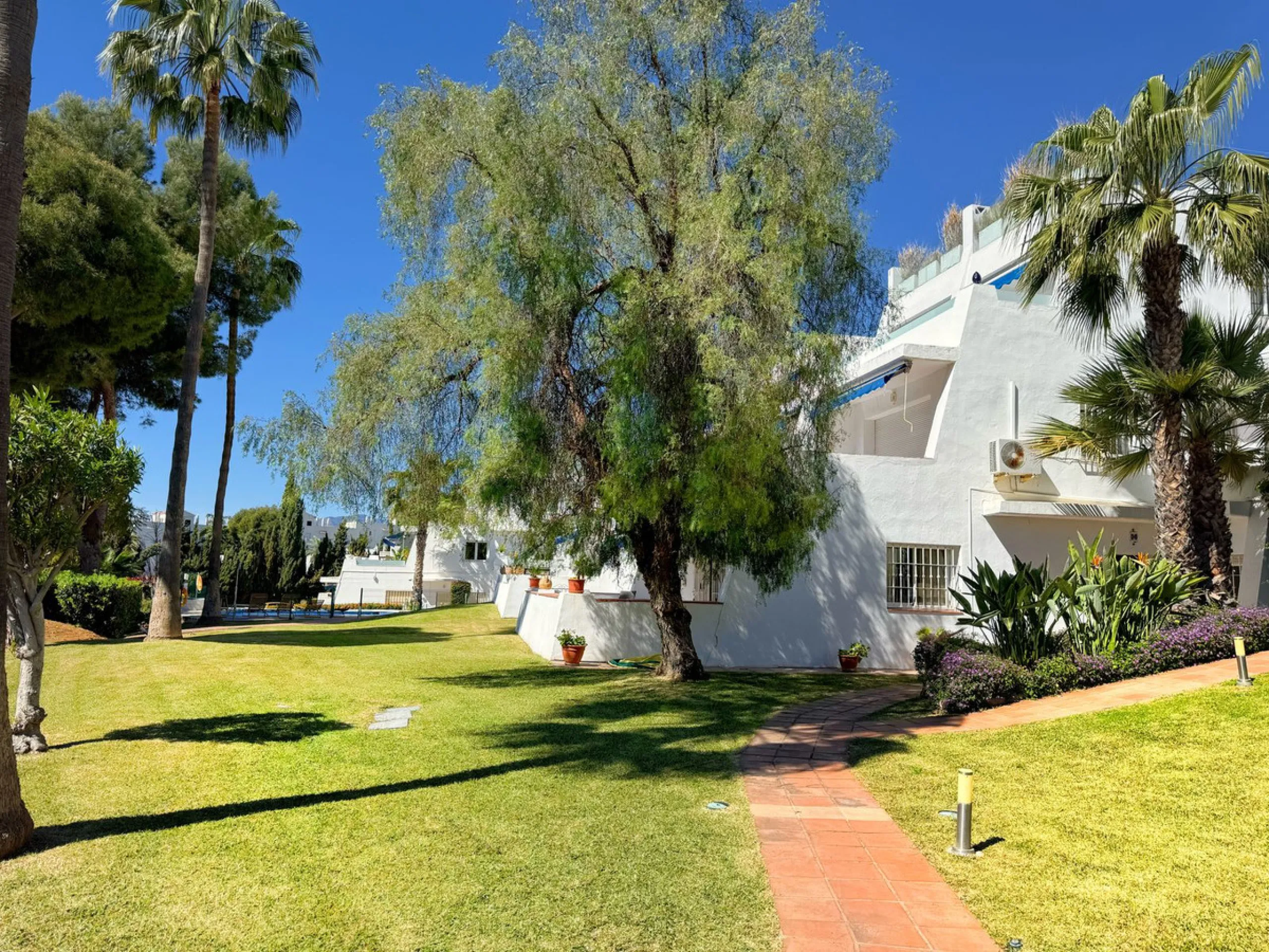 Discover this magnificent ground floor property located in a quiet residential complex, ideal for those seeking comfort, space, and quality of life. The development features a communal swimming pool and beautifully maintained gardens, creating a pleasant 