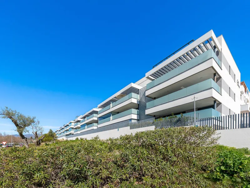 Contemporary 3-Bedroom Apartment with Large Terrace - Walk to the Beach in La Cala de Mijas