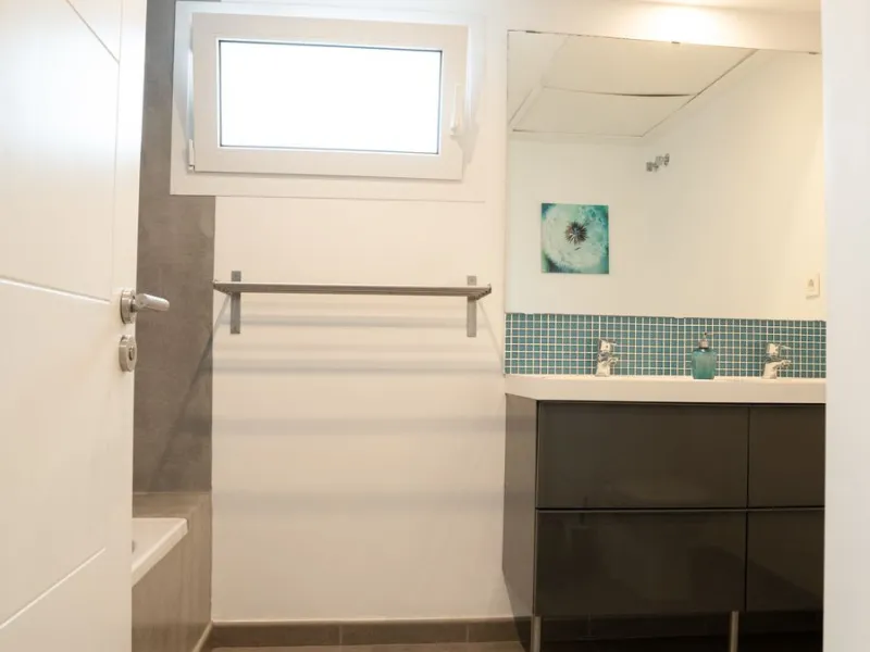 EXCLUSIVE LISTING