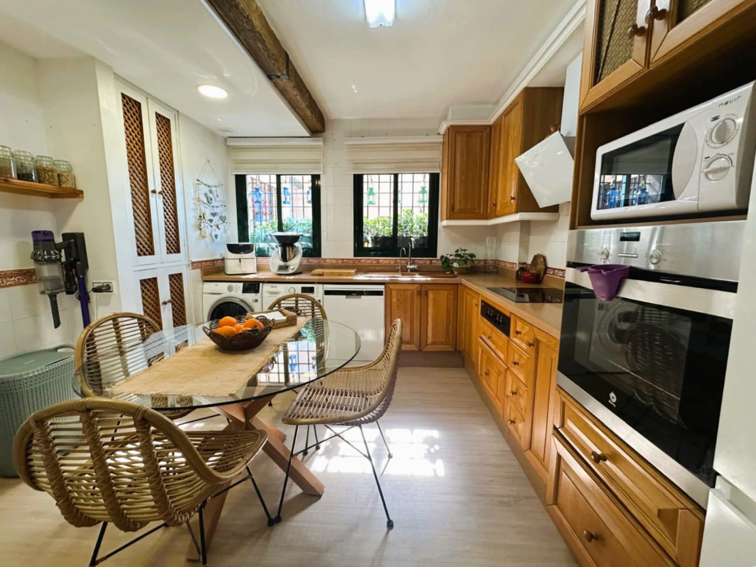 This elegant ground floor apartment is situated in the highly sought-after beachside area of San Pedro de Alcantara. Ideally located just moments away from a variety of local amenities, schools and restaurants, this property offers both convenience and co