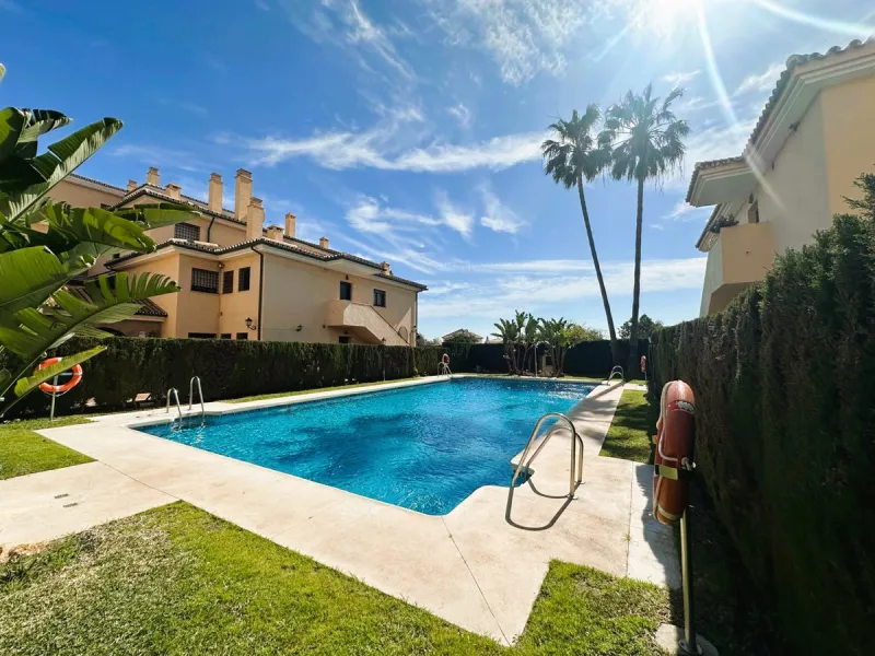 This elegant ground floor apartment is situated in the highly sought-after beachside area of San Pedro de Alcantara. Ideally located just moments away from a variety of local amenities, schools and restaurants, this property offers both convenience and co