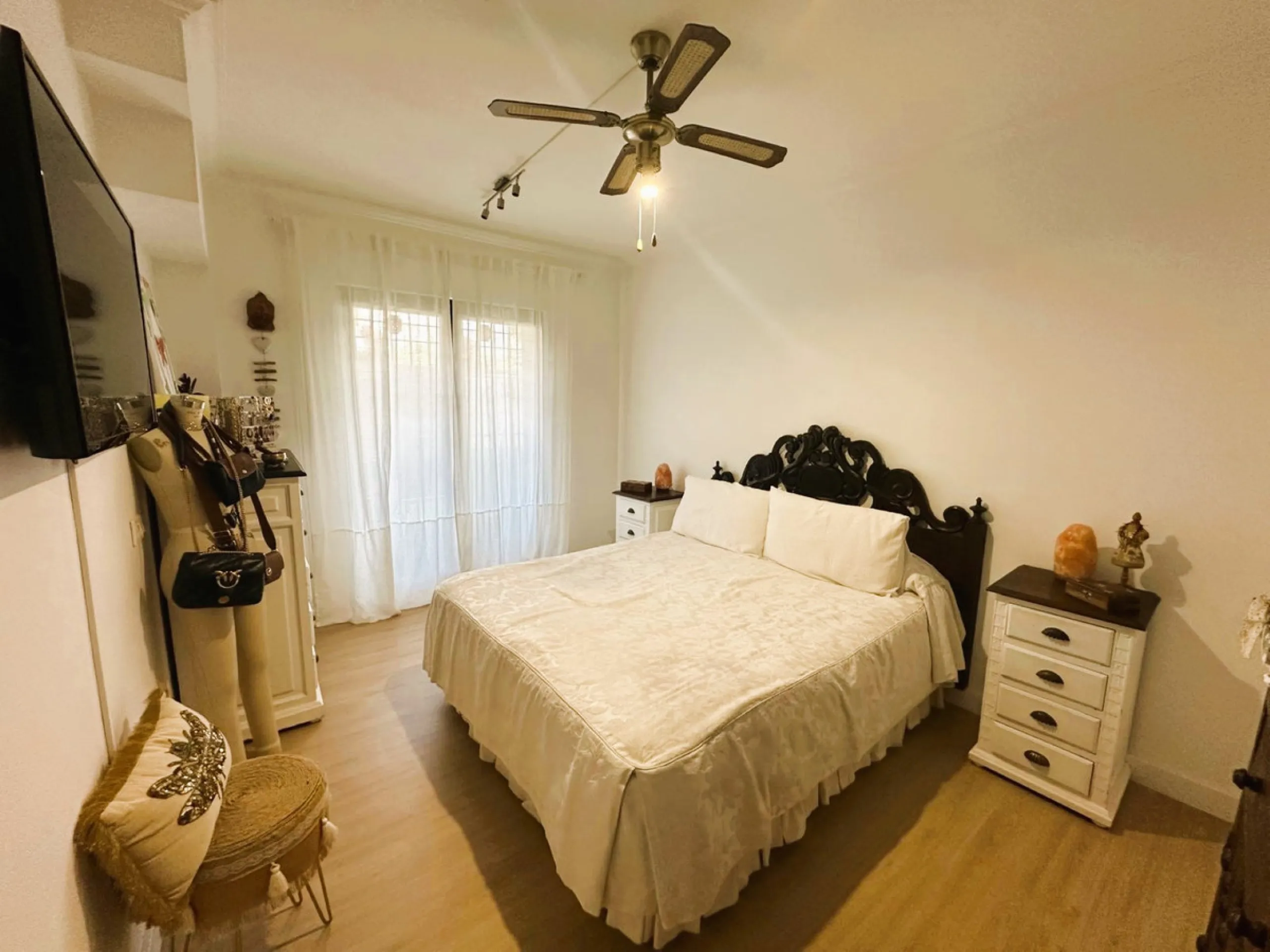 This elegant ground floor apartment is situated in the highly sought-after beachside area of San Pedro de Alcantara. Ideally located just moments away from a variety of local amenities, schools and restaurants, this property offers both convenience and co