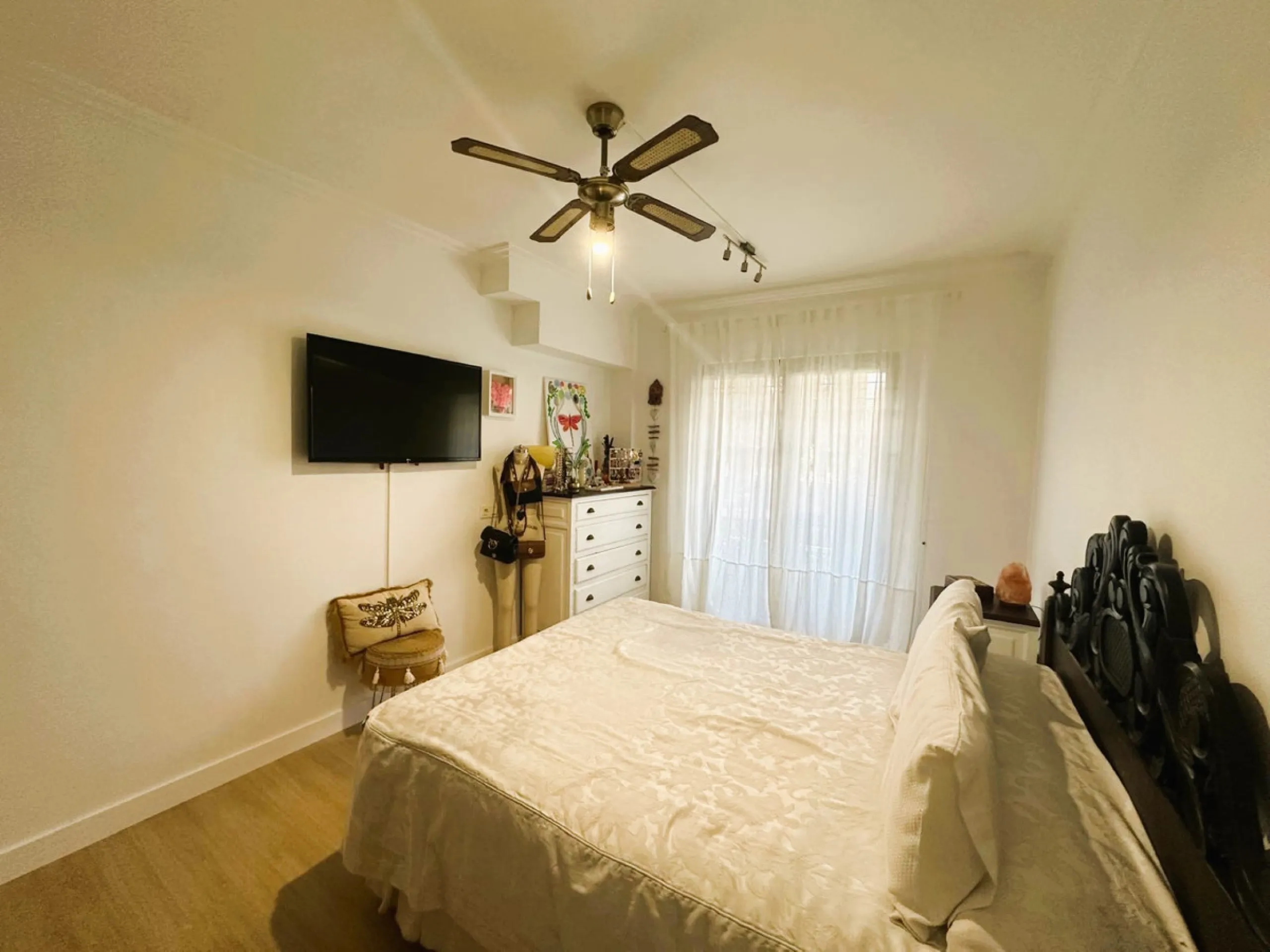 This elegant ground floor apartment is situated in the highly sought-after beachside area of San Pedro de Alcantara. Ideally located just moments away from a variety of local amenities, schools and restaurants, this property offers both convenience and co