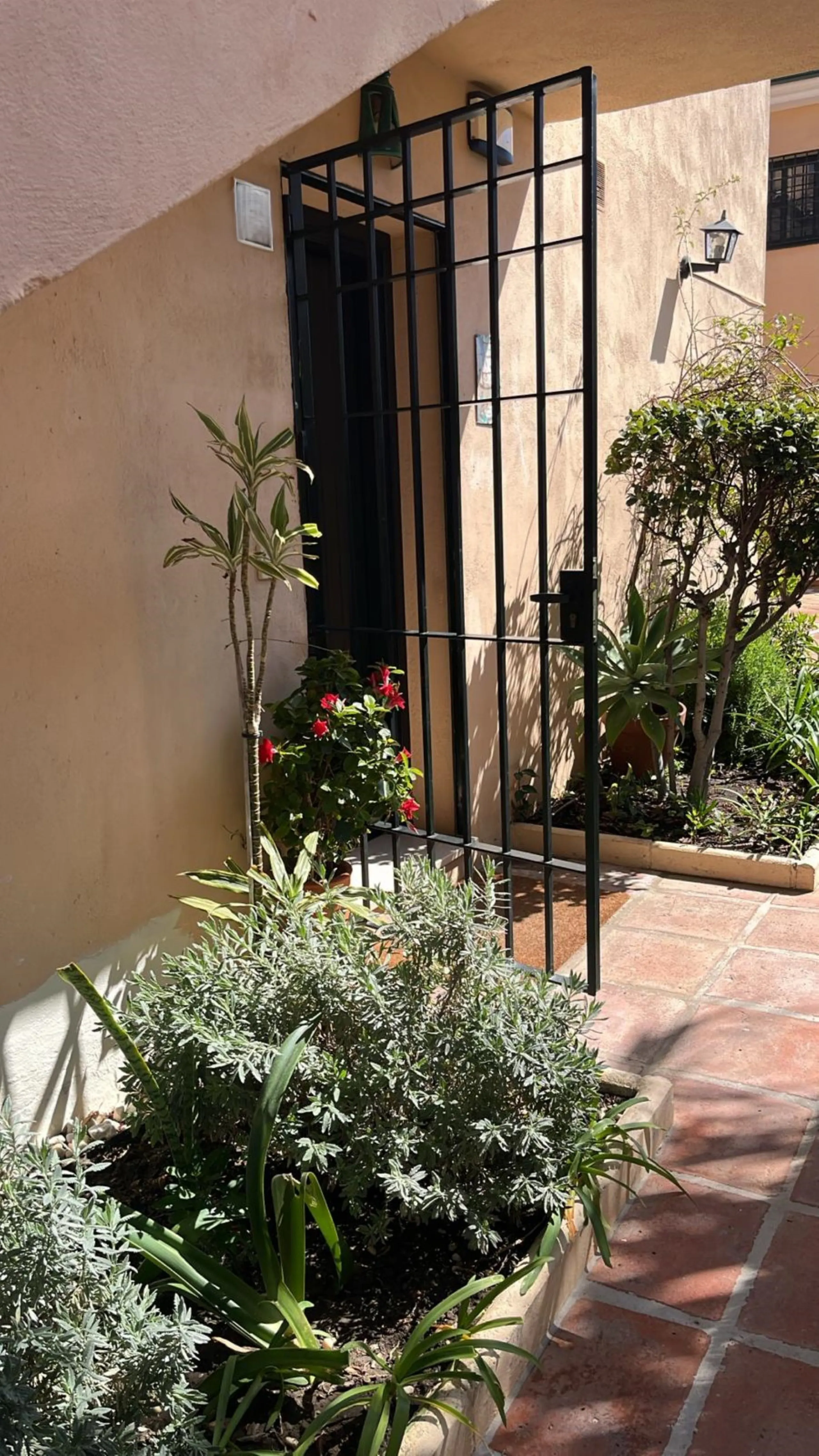This elegant ground floor apartment is situated in the highly sought-after beachside area of San Pedro de Alcantara. Ideally located just moments away from a variety of local amenities, schools and restaurants, this property offers both convenience and co