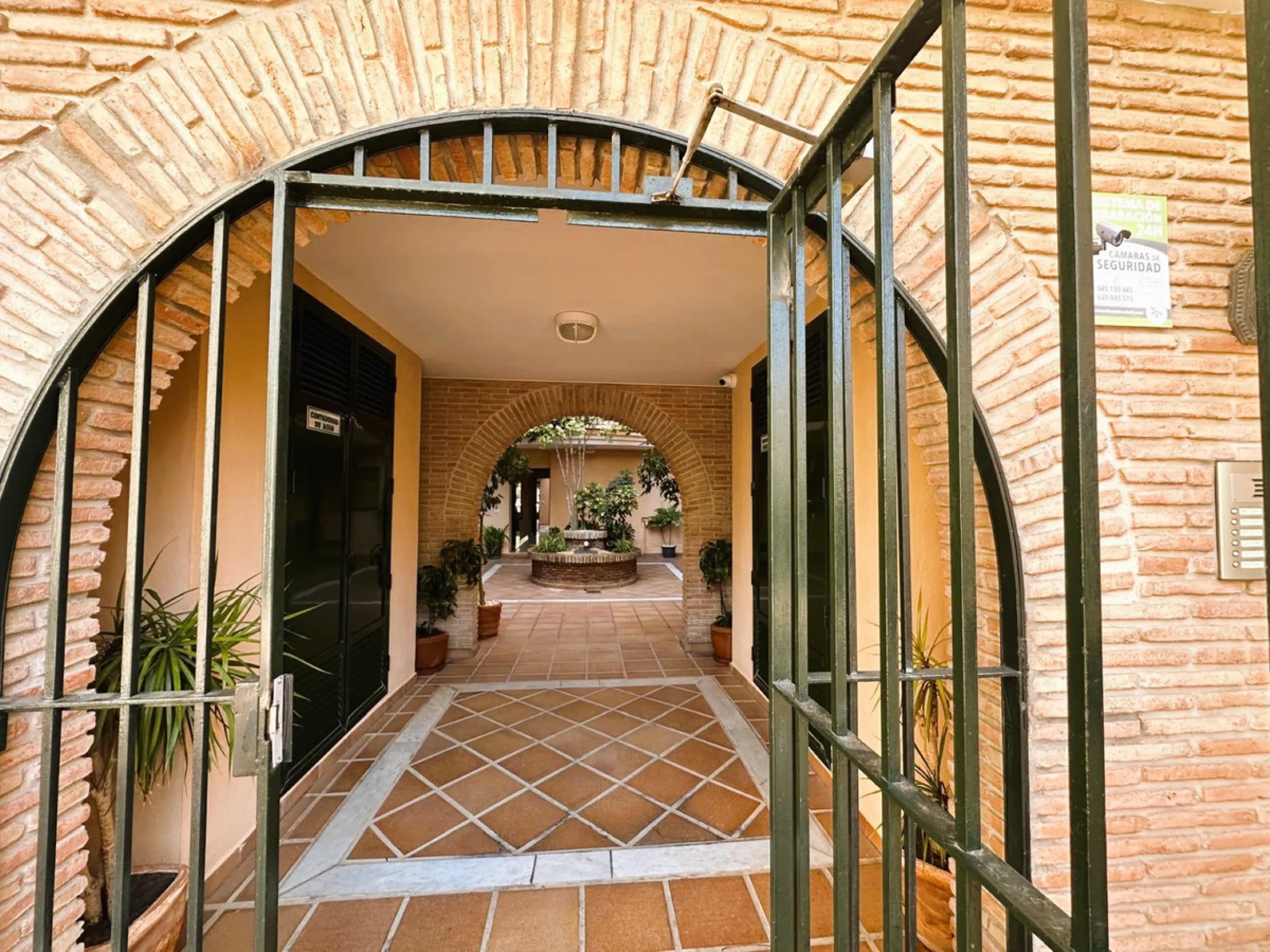 This elegant ground floor apartment is situated in the highly sought-after beachside area of San Pedro de Alcantara. Ideally located just moments away from a variety of local amenities, schools and restaurants, this property offers both convenience and co