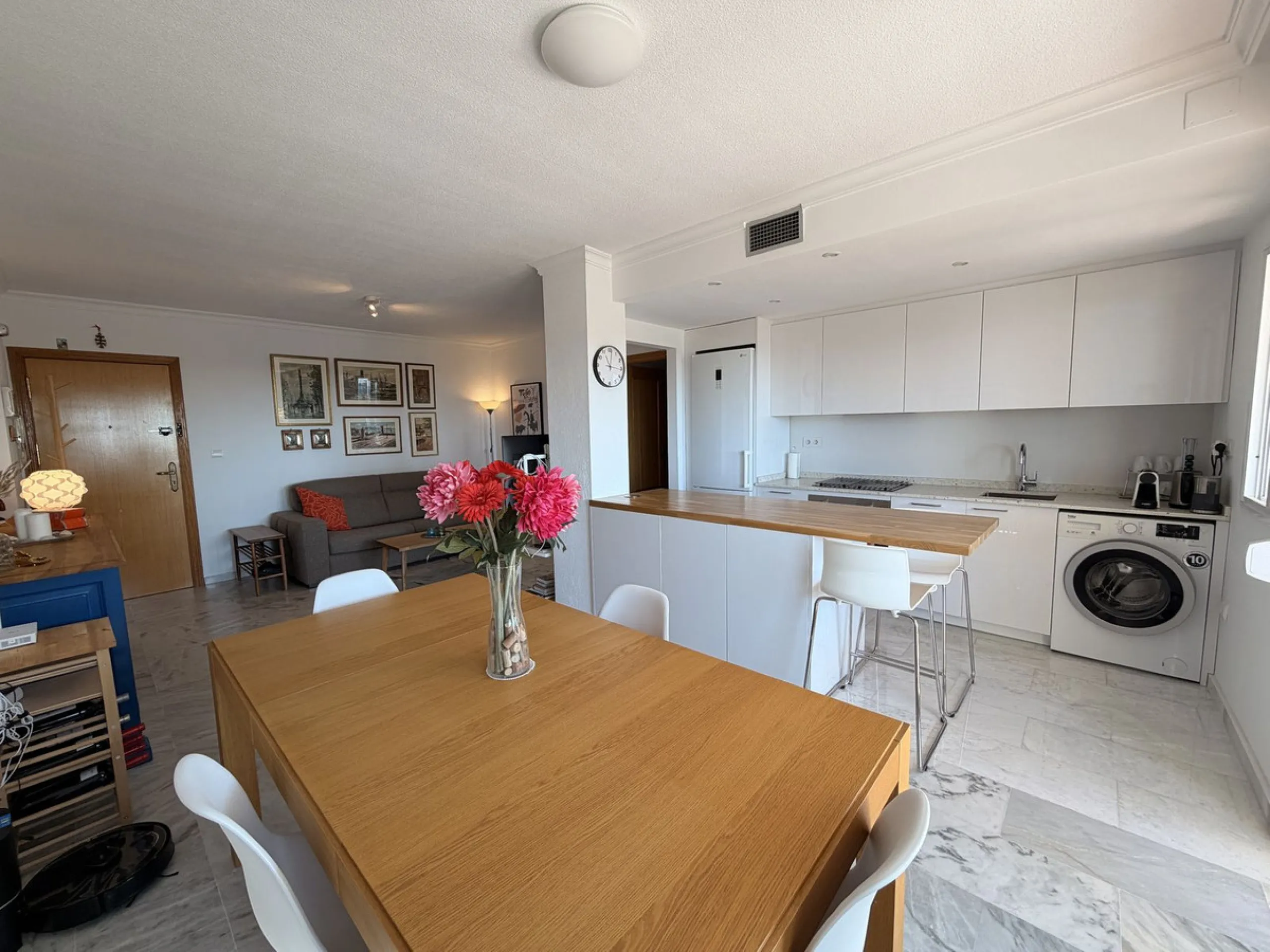 Apartment - Middle Floor Apartment в продаже в Marbella, Málaga. В доме 2 спален и 2 ванных комнат. Площадь дома 99 м²