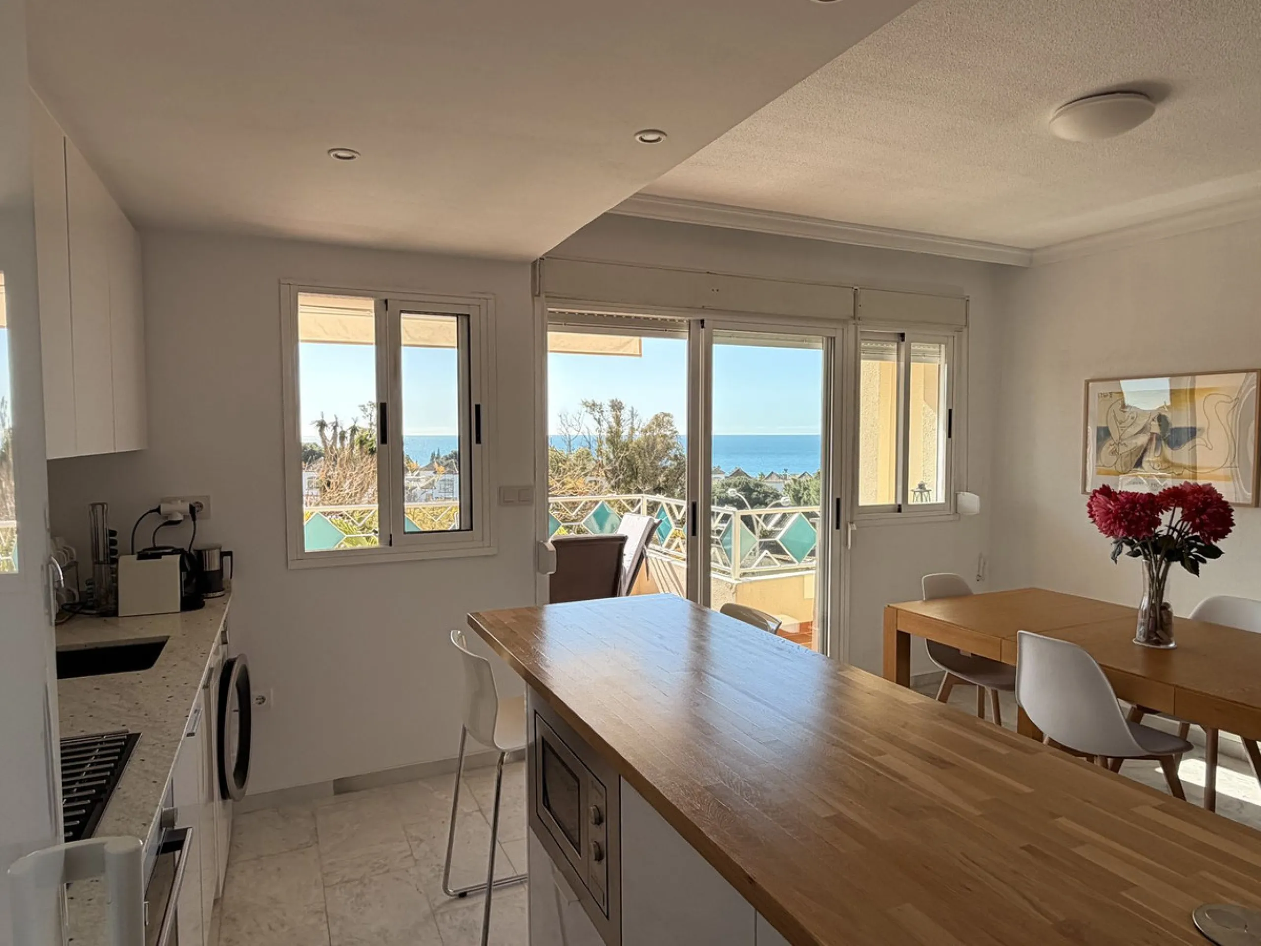 Apartment - Middle Floor Apartment в продаже в Marbella, Málaga. В доме 2 спален и 2 ванных комнат. Площадь дома 99 м²