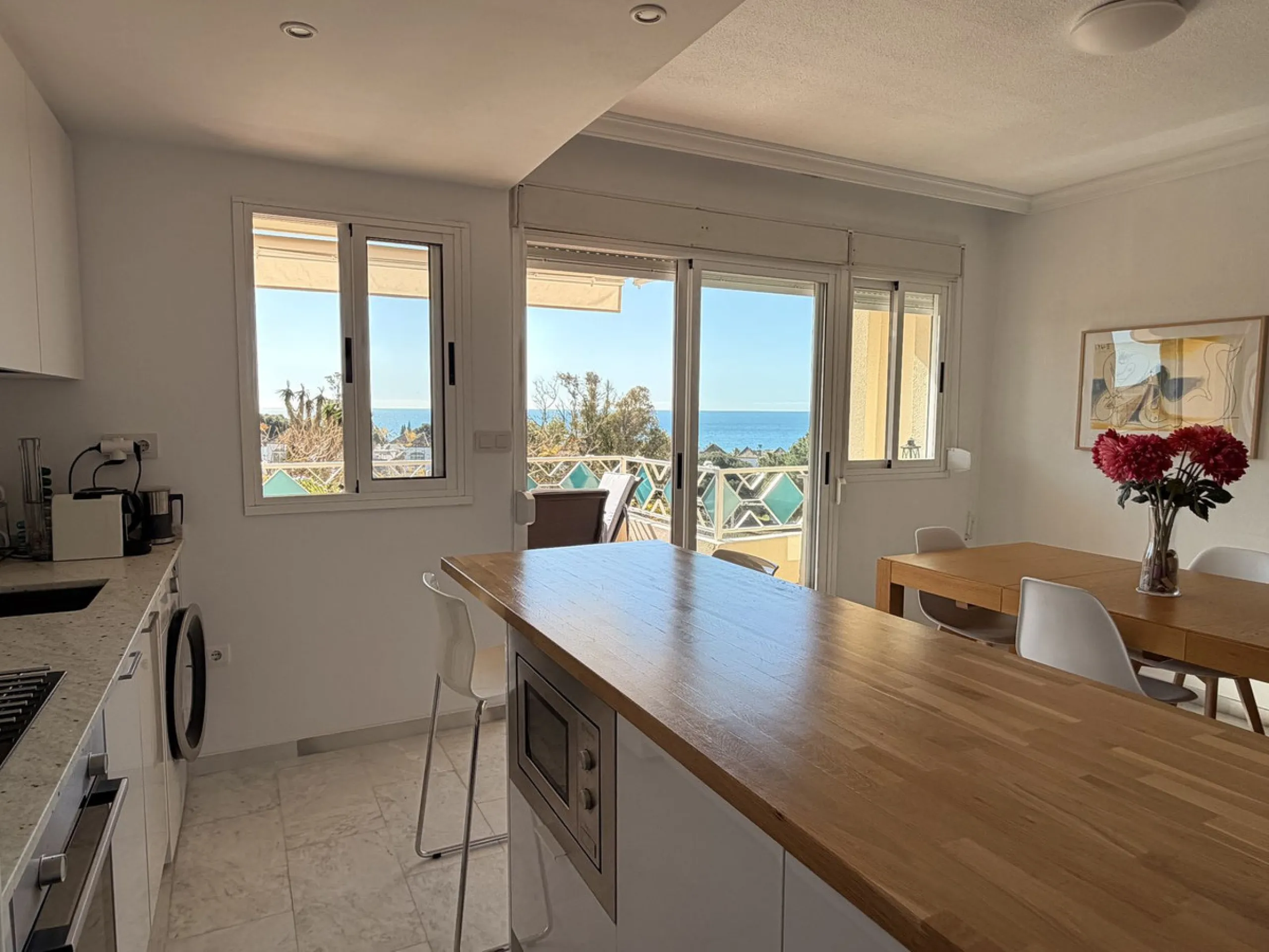 Apartment - Middle Floor Apartment в продаже в Marbella, Málaga. В доме 2 спален и 2 ванных комнат. Площадь дома 99 м²