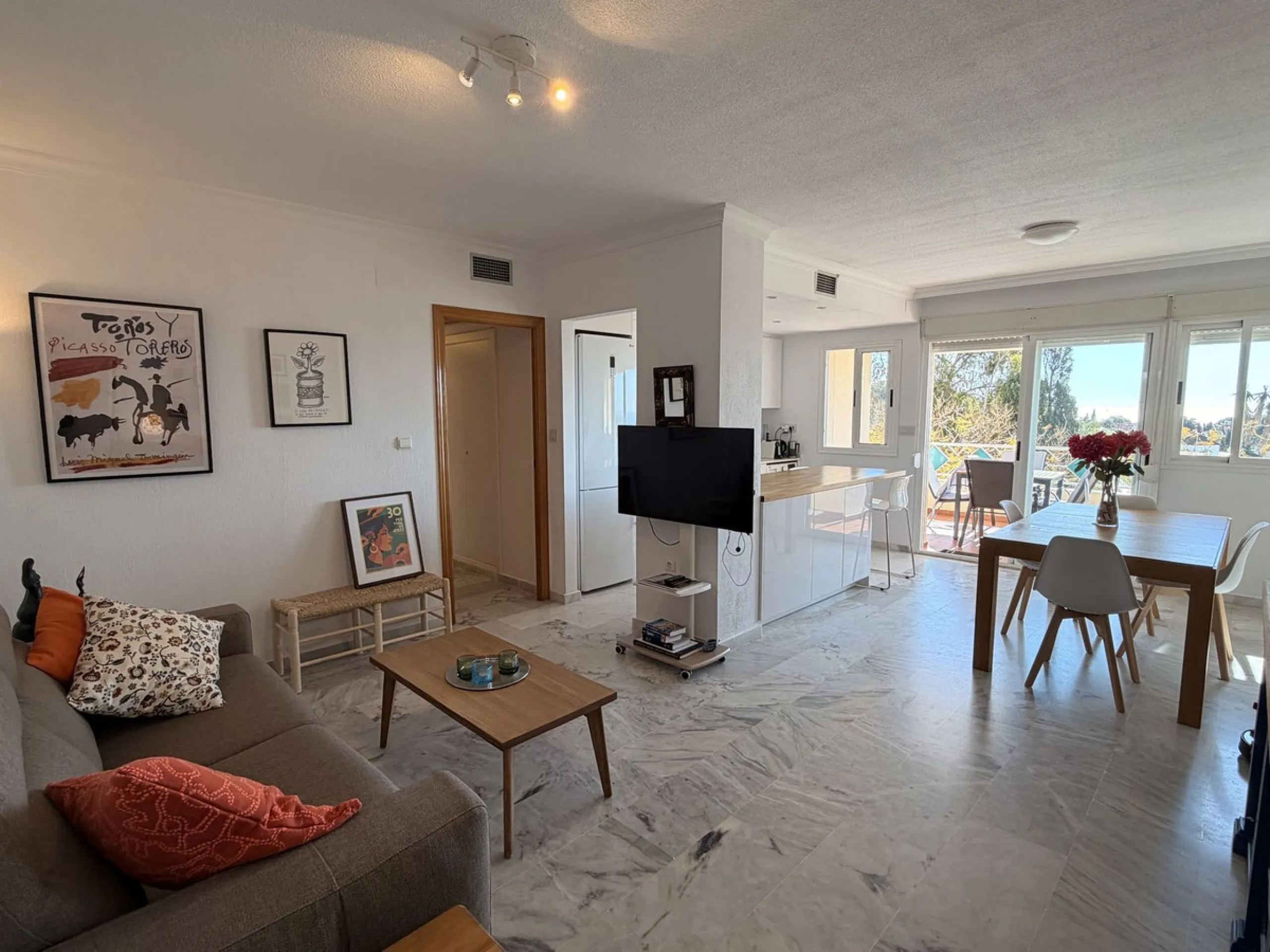 Apartment - Middle Floor Apartment в продаже в Marbella, Málaga. В доме 2 спален и 2 ванных комнат. Площадь дома 99 м²