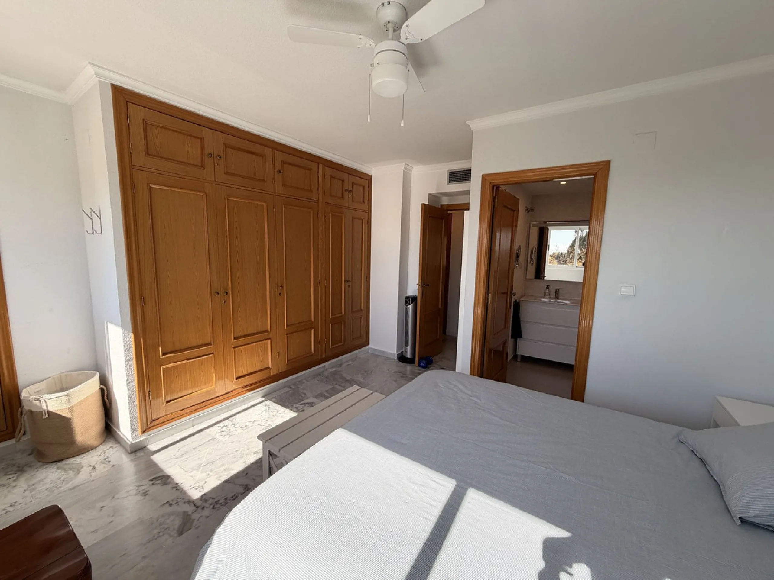 Apartment - Middle Floor Apartment в продаже в Marbella, Málaga. В доме 2 спален и 2 ванных комнат. Площадь дома 99 м²