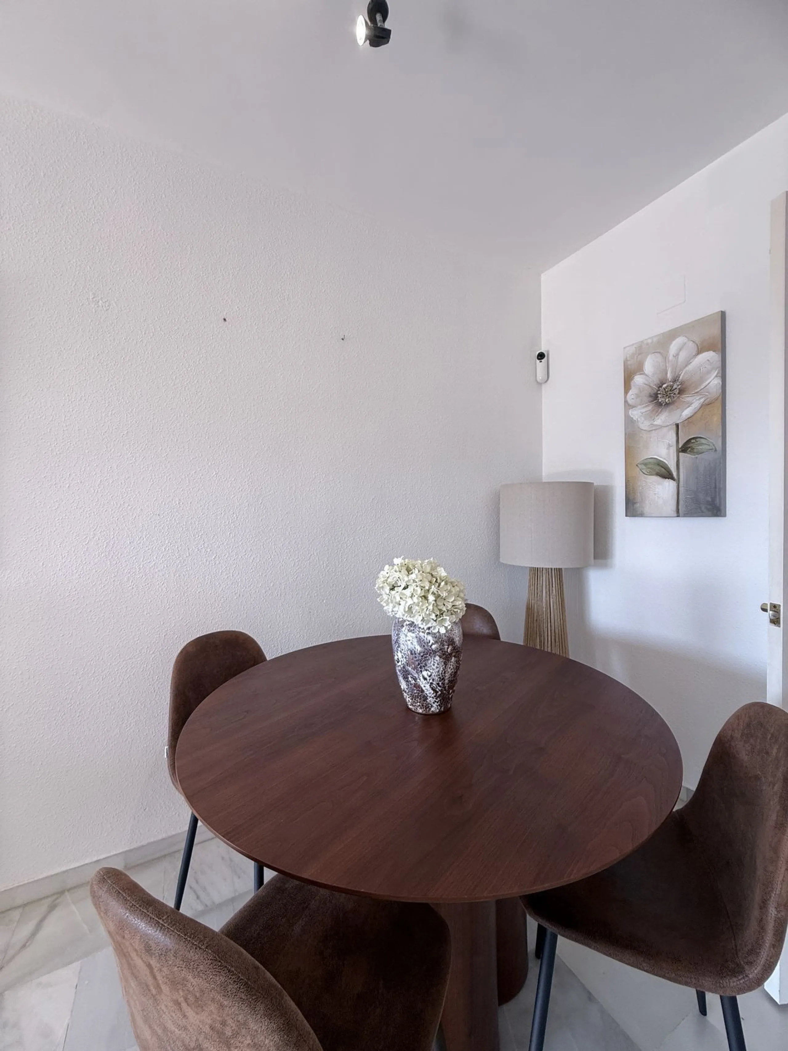 South-Facing Garden Apartment in Prime El Paraíso – Walk to School, Shops, Golf & Beach