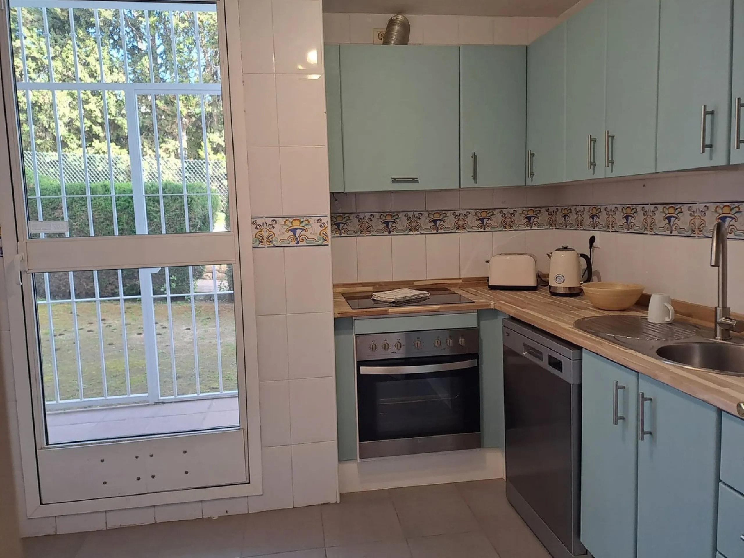 South-Facing Garden Apartment in Prime El Paraíso – Walk to School, Shops, Golf & Beach