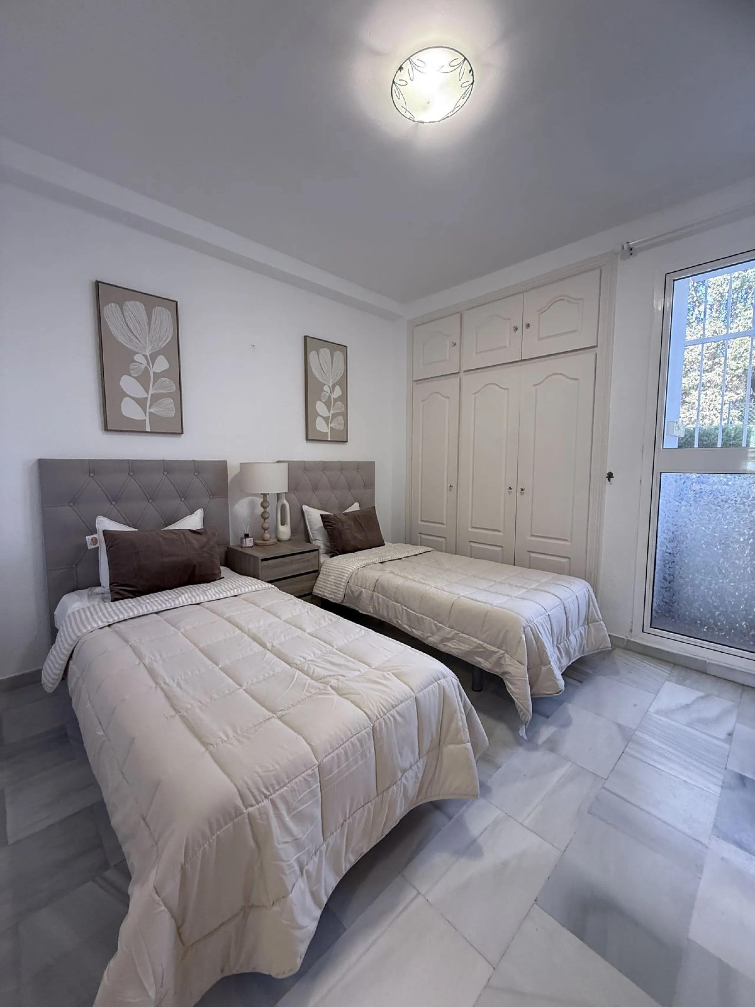 South-Facing Garden Apartment in Prime El Paraíso – Walk to School, Shops, Golf & Beach