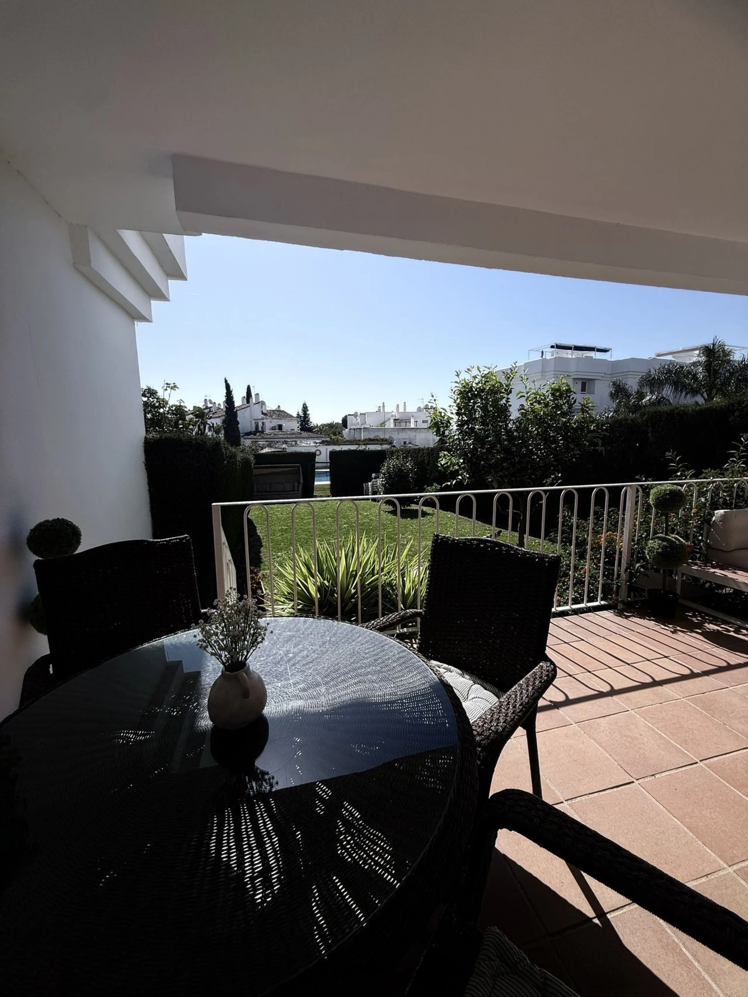 South-Facing Garden Apartment in Prime El Paraíso – Walk to School, Shops, Golf & Beach