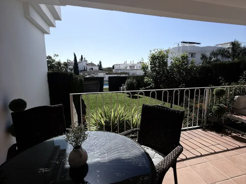 South-Facing Garden Apartment in Prime El Paraíso – Walk to School, Shops, Golf & Beach
