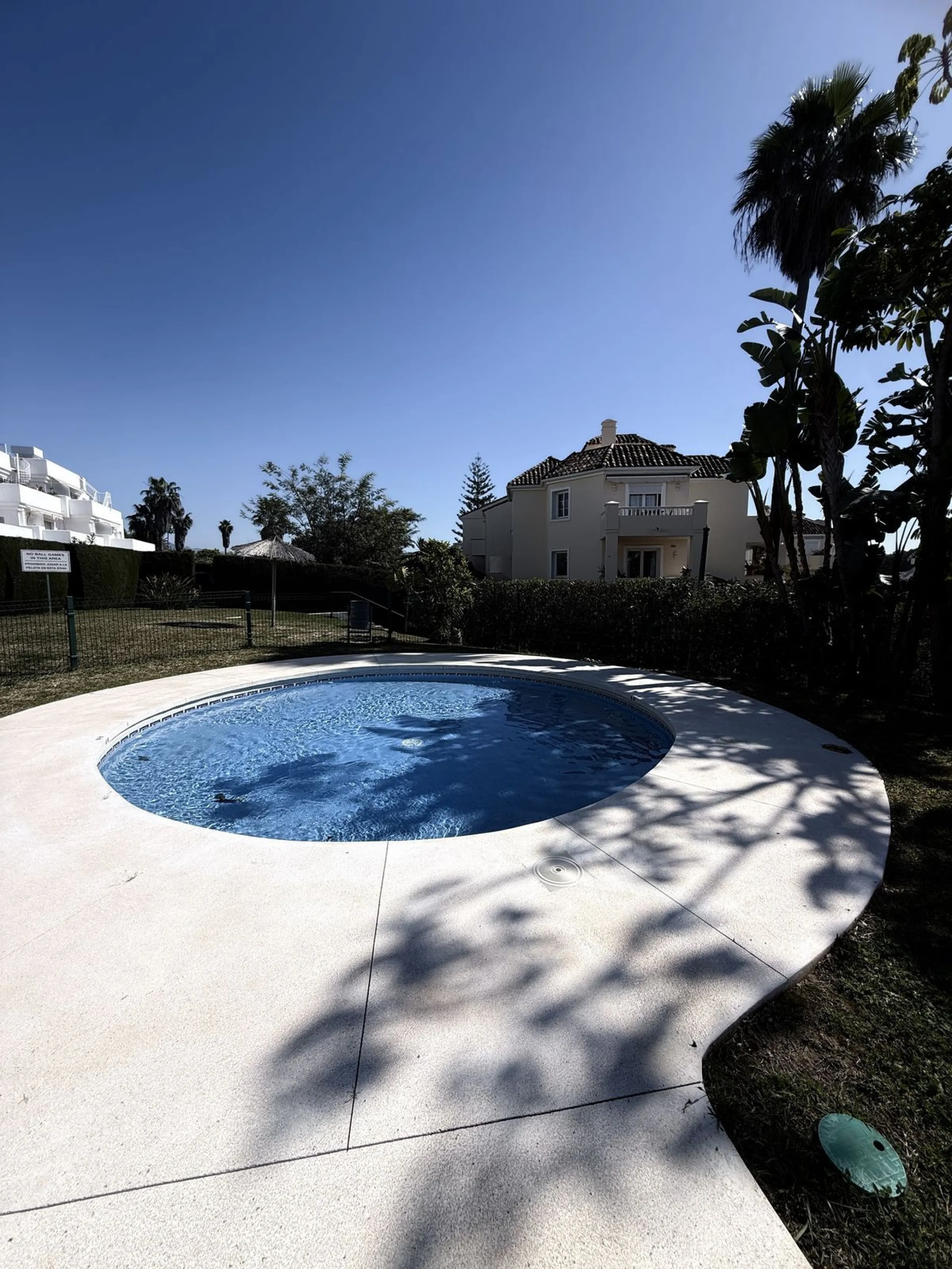 South-Facing Garden Apartment in Prime El Paraíso – Walk to School, Shops, Golf & Beach