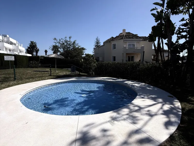 South-Facing Garden Apartment in Prime El Paraíso – Walk to School, Shops, Golf & Beach
