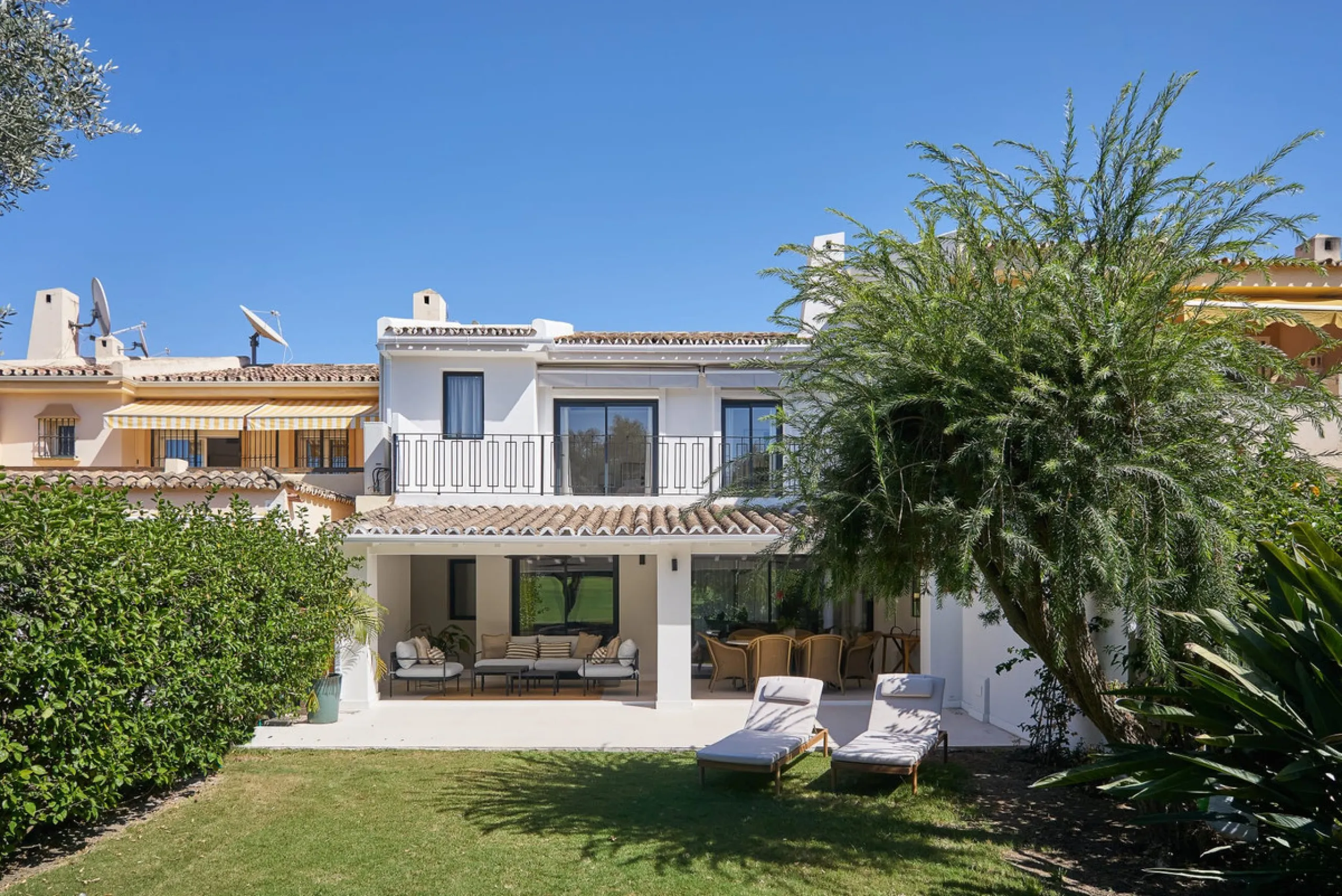 Frontline Aloha Golf townhouse nestled in the prestigious Golf Valley of Nueva Andalucía, this beautifully designed three-story townhouse offers a seamless blend of Mediterranean charm and modern living. Recently renovated, the property captures the lifes