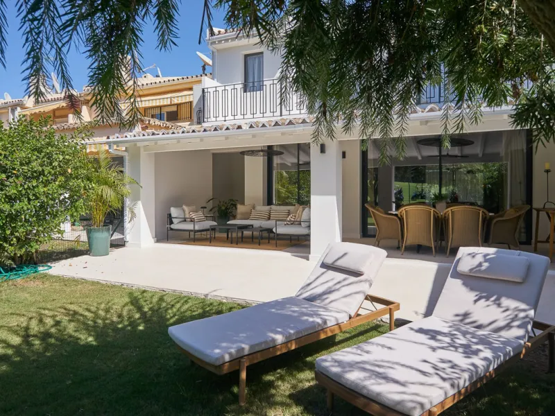 Frontline Aloha Golf townhouse nestled in the prestigious Golf Valley of Nueva Andalucía, this beautifully designed three-story townhouse offers a seamless blend of Mediterranean charm and modern living. Recently renovated, the property captures the lifes