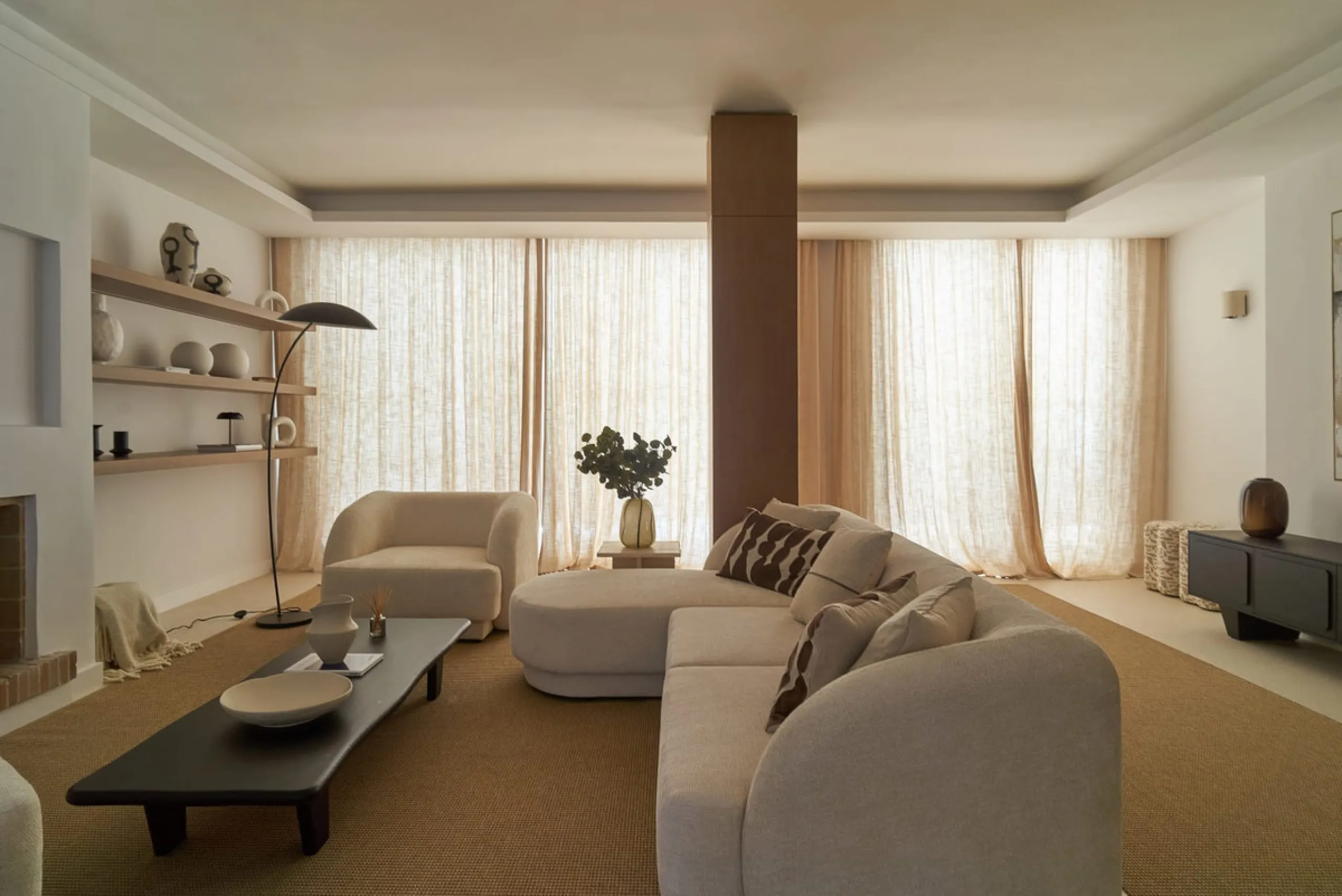 Frontline Aloha Golf townhouse nestled in the prestigious Golf Valley of Nueva Andalucía, this beautifully designed three-story townhouse offers a seamless blend of Mediterranean charm and modern living. Recently renovated, the property captures the lifes