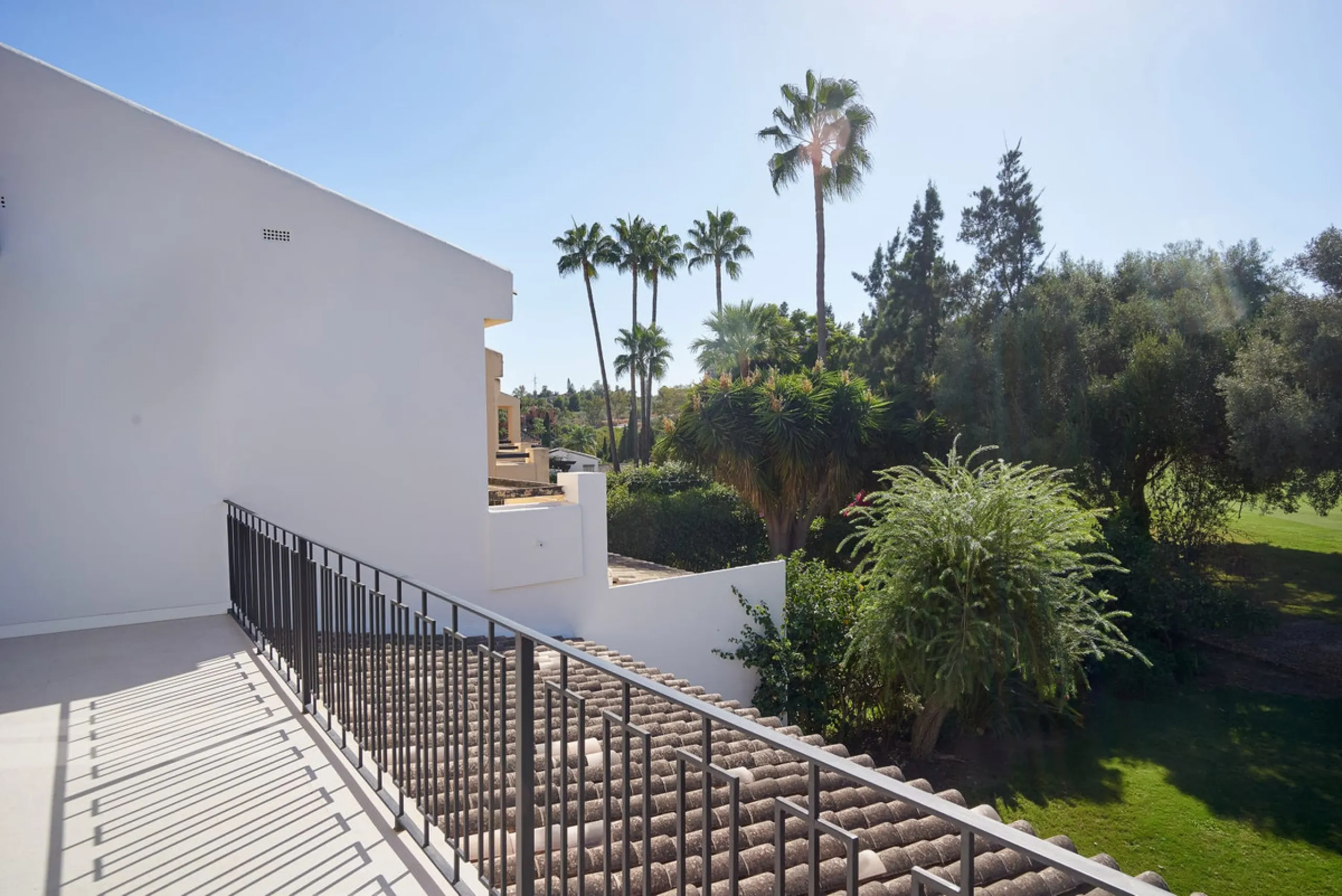 Frontline Aloha Golf townhouse nestled in the prestigious Golf Valley of Nueva Andalucía, this beautifully designed three-story townhouse offers a seamless blend of Mediterranean charm and modern living. Recently renovated, the property captures the lifes