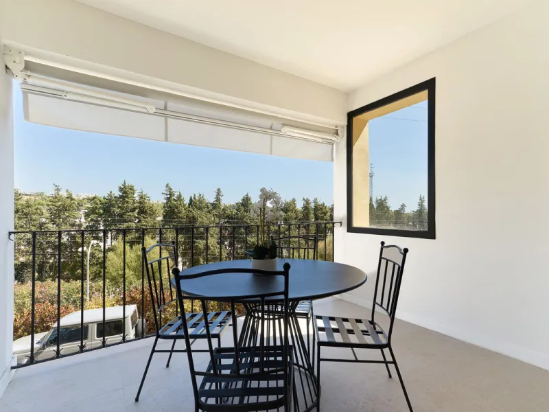 Frontline Aloha Golf townhouse nestled in the prestigious Golf Valley of Nueva Andalucía, this beautifully designed three-story townhouse offers a seamless blend of Mediterranean charm and modern living. Recently renovated, the property captures the lifes