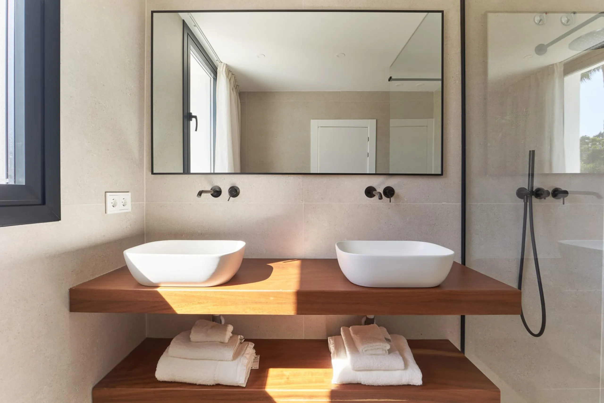 Frontline Aloha Golf townhouse nestled in the prestigious Golf Valley of Nueva Andalucía, this beautifully designed three-story townhouse offers a seamless blend of Mediterranean charm and modern living. Recently renovated, the property captures the lifes