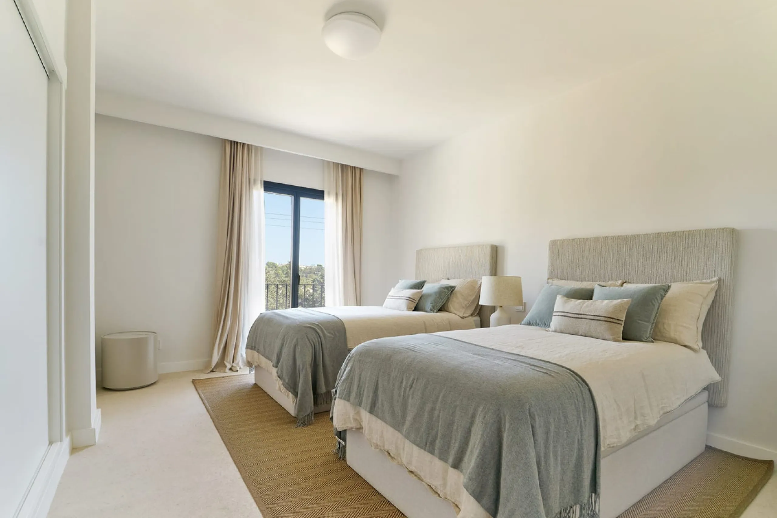 Frontline Aloha Golf townhouse nestled in the prestigious Golf Valley of Nueva Andalucía, this beautifully designed three-story townhouse offers a seamless blend of Mediterranean charm and modern living. Recently renovated, the property captures the lifes