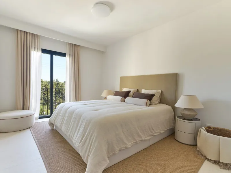 Frontline Aloha Golf townhouse nestled in the prestigious Golf Valley of Nueva Andalucía, this beautifully designed three-story townhouse offers a seamless blend of Mediterranean charm and modern living. Recently renovated, the property captures the lifes