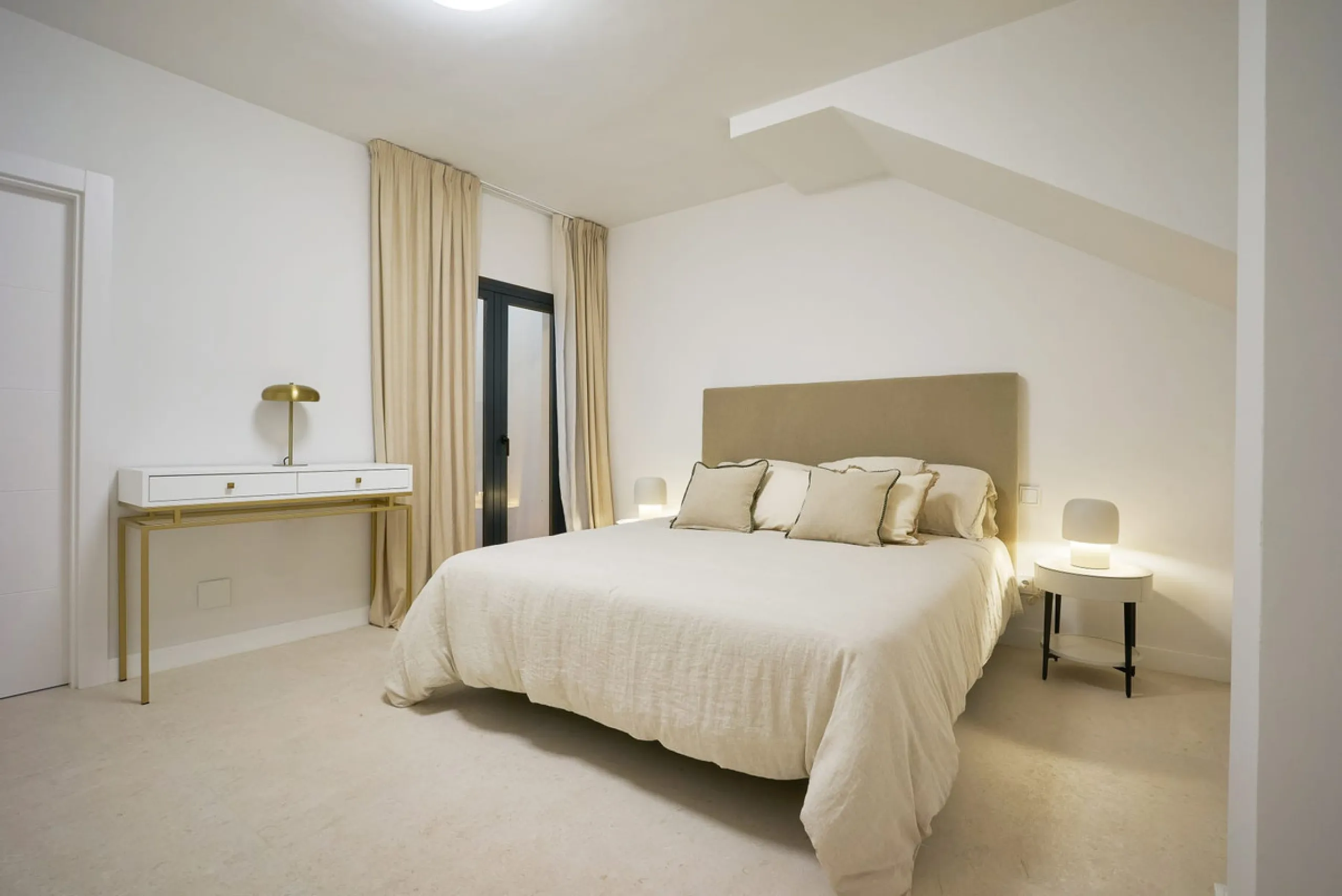 Frontline Aloha Golf townhouse nestled in the prestigious Golf Valley of Nueva Andalucía, this beautifully designed three-story townhouse offers a seamless blend of Mediterranean charm and modern living. Recently renovated, the property captures the lifes