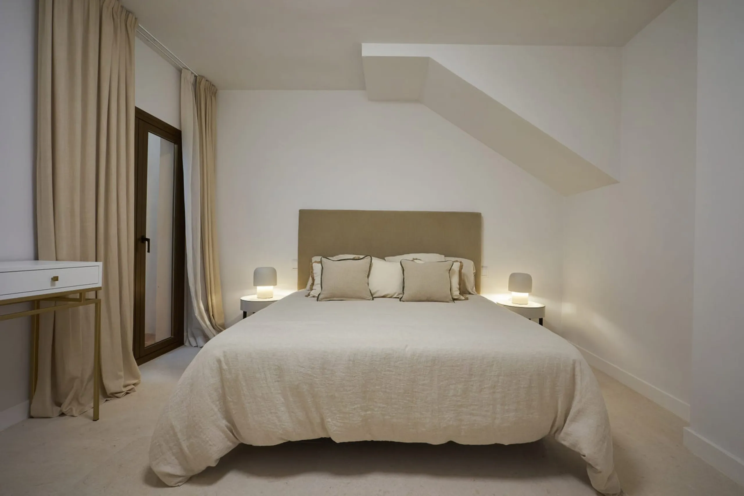 Frontline Aloha Golf townhouse nestled in the prestigious Golf Valley of Nueva Andalucía, this beautifully designed three-story townhouse offers a seamless blend of Mediterranean charm and modern living. Recently renovated, the property captures the lifes