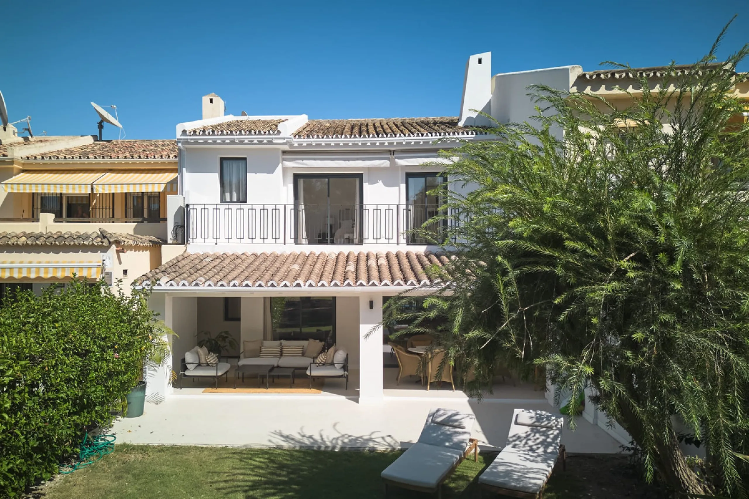Frontline Aloha Golf townhouse nestled in the prestigious Golf Valley of Nueva Andalucía, this beautifully designed three-story townhouse offers a seamless blend of Mediterranean charm and modern living. Recently renovated, the property captures the lifes