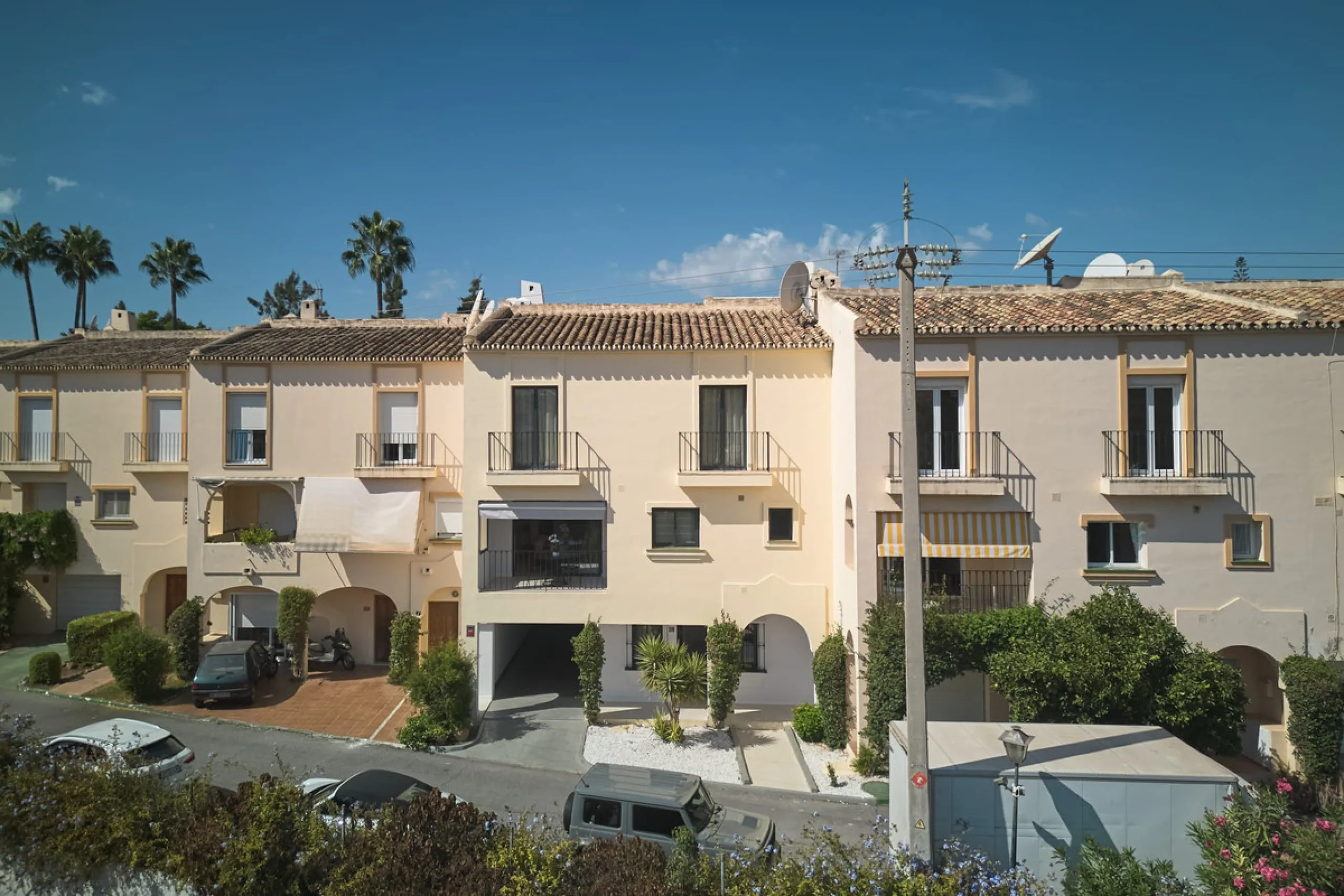 Frontline Aloha Golf townhouse nestled in the prestigious Golf Valley of Nueva Andalucía, this beautifully designed three-story townhouse offers a seamless blend of Mediterranean charm and modern living. Recently renovated, the property captures the lifes
