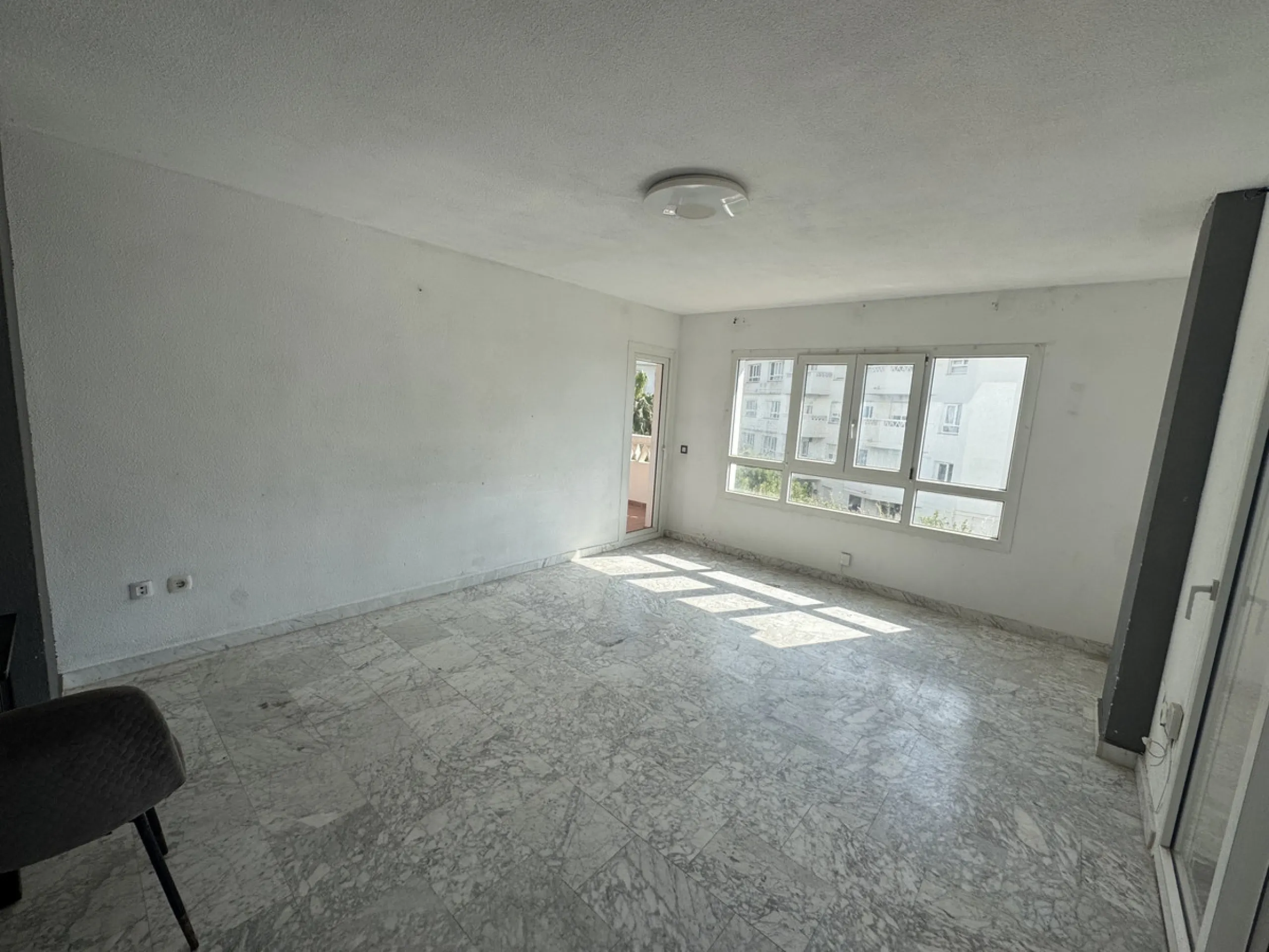 Apartment - Middle Floor Apartment в продаже в Marbella, Málaga. В доме 4 спален и 2 ванных комнат. Площадь дома 120 м²