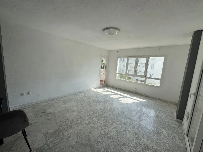 Apartment - Middle Floor Apartment в продаже в Marbella, Málaga. В доме 4 спален и 2 ванных комнат. Площадь дома 120 м²
