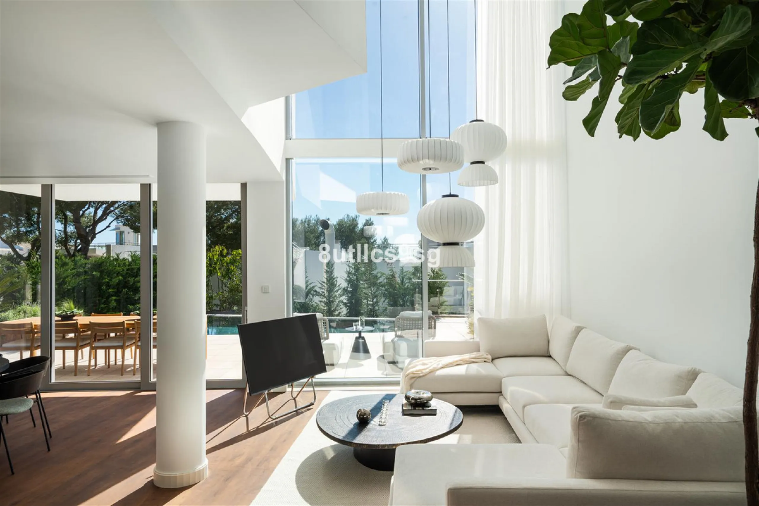 This semi detached house is located in the prestigious area of Sierra Blanca, within the sought-after Marbella Golden Mile in Marbella, Malaga. The property stands out for its generous dimensions, offering 486m² of built space and a 268m² terrace, as well