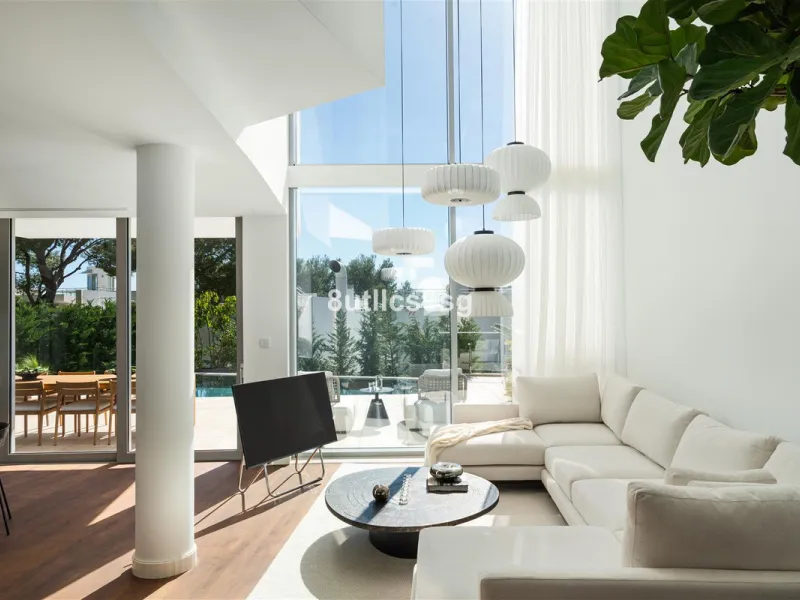 This semi detached house is located in the prestigious area of Sierra Blanca, within the sought-after Marbella Golden Mile in Marbella, Malaga. The property stands out for its generous dimensions, offering 486m² of built space and a 268m² terrace, as well