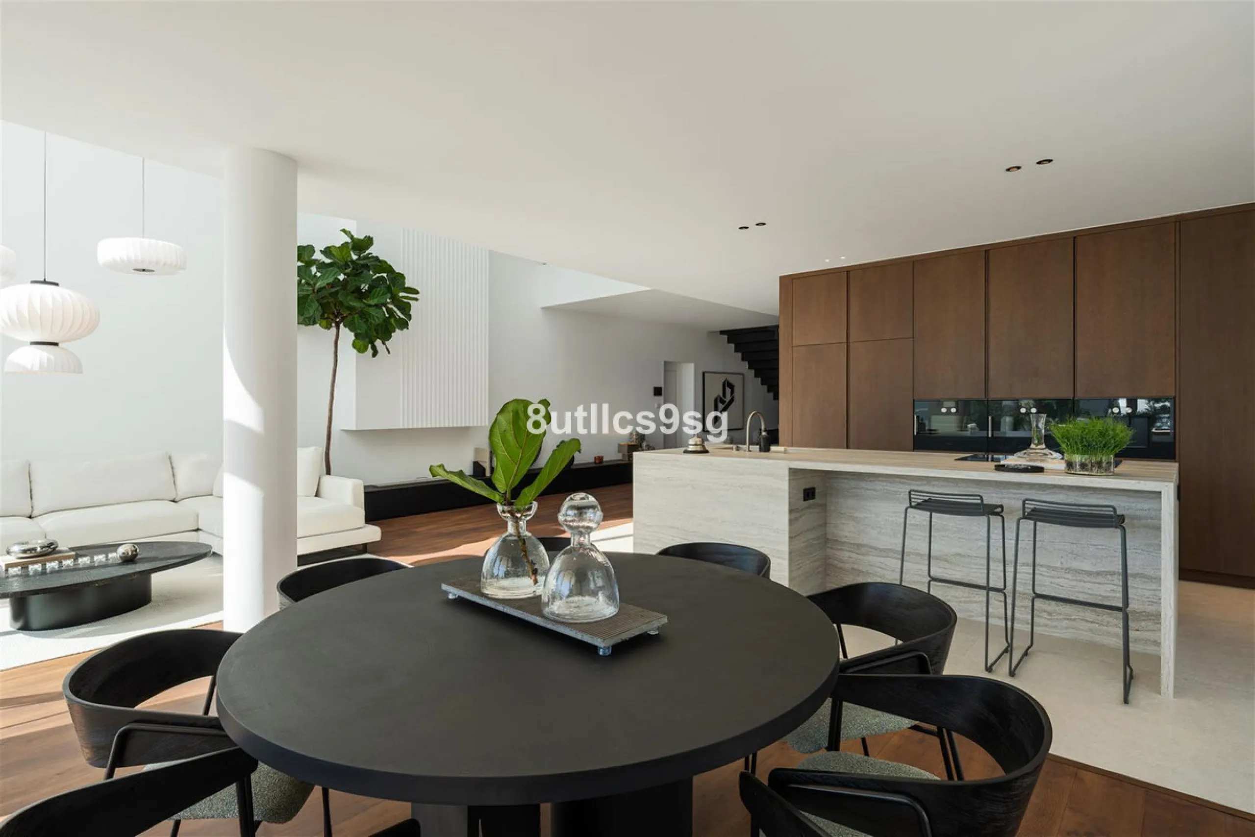 This semi detached house is located in the prestigious area of Sierra Blanca, within the sought-after Marbella Golden Mile in Marbella, Malaga. The property stands out for its generous dimensions, offering 486m² of built space and a 268m² terrace, as well