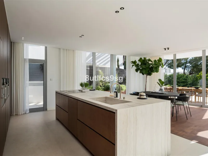 This semi detached house is located in the prestigious area of Sierra Blanca, within the sought-after Marbella Golden Mile in Marbella, Malaga. The property stands out for its generous dimensions, offering 486m² of built space and a 268m² terrace, as well