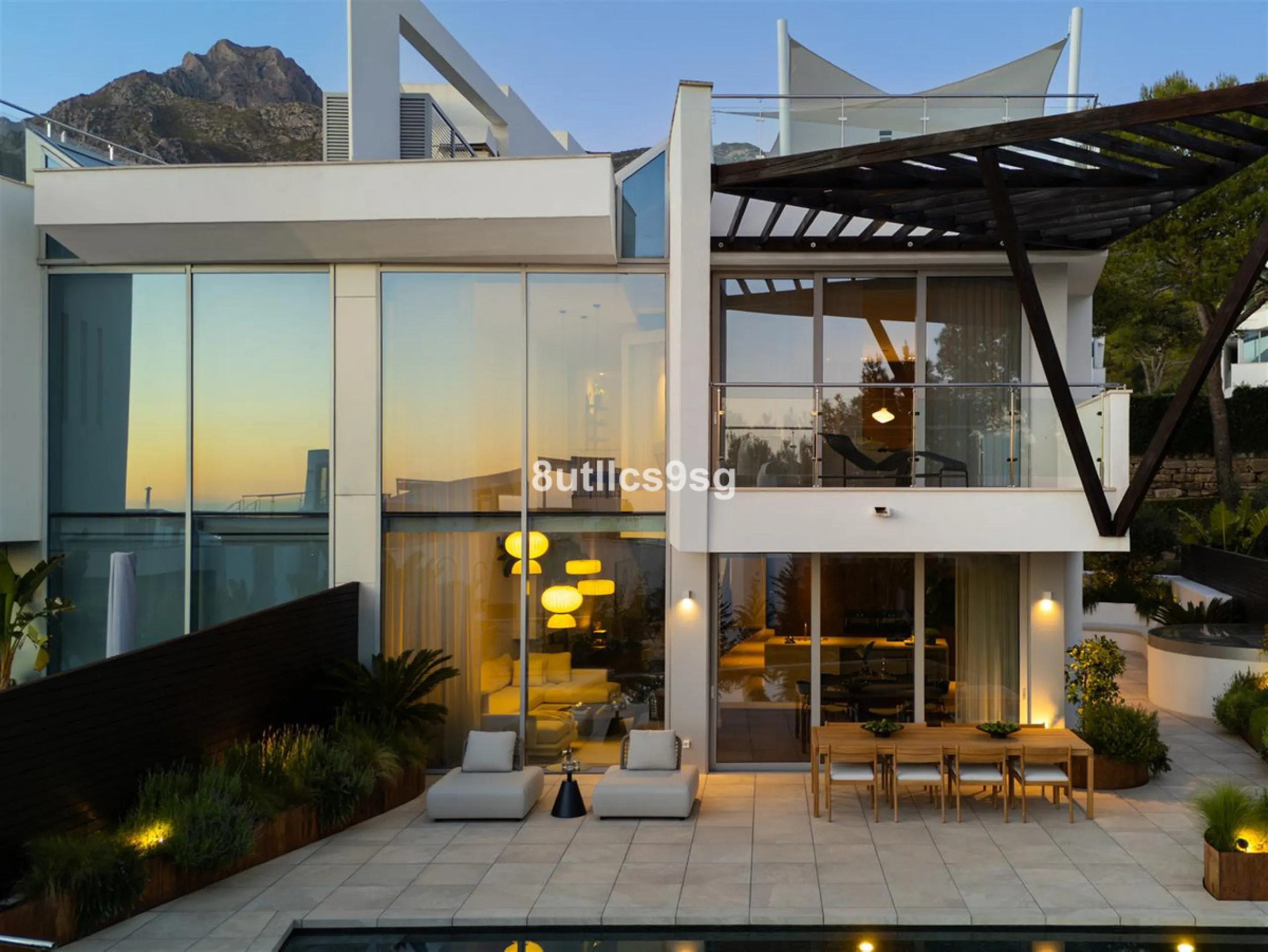 This semi detached house is located in the prestigious area of Sierra Blanca, within the sought-after Marbella Golden Mile in Marbella, Malaga. The property stands out for its generous dimensions, offering 486m² of built space and a 268m² terrace, as well