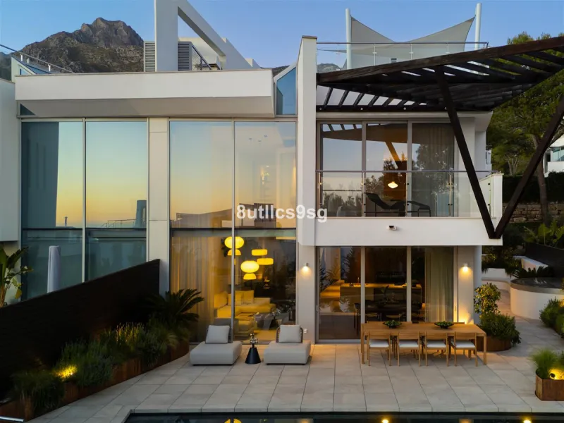 This semi detached house is located in the prestigious area of Sierra Blanca, within the sought-after Marbella Golden Mile in Marbella, Malaga. The property stands out for its generous dimensions, offering 486m² of built space and a 268m² terrace, as well