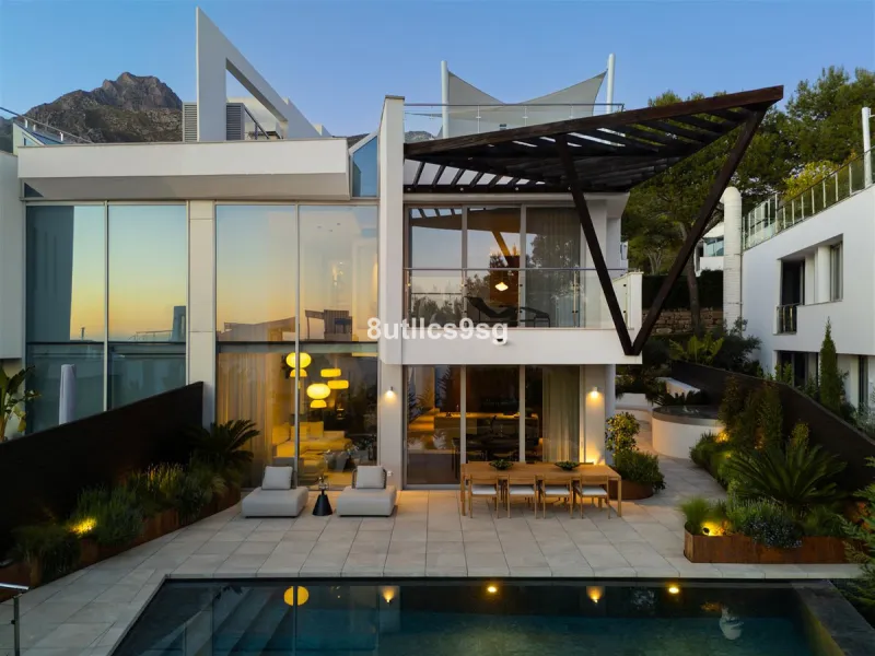 This semi detached house is located in the prestigious area of Sierra Blanca, within the sought-after Marbella Golden Mile in Marbella, Malaga. The property stands out for its generous dimensions, offering 486m² of built space and a 268m² terrace, as well