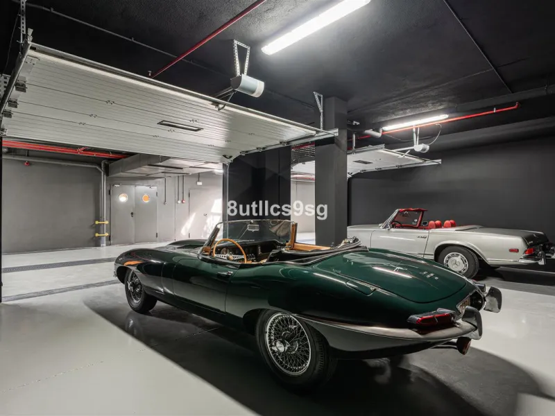 This semi detached house is located in the prestigious area of Sierra Blanca, within the sought-after Marbella Golden Mile in Marbella, Malaga. The property stands out for its generous dimensions, offering 486m² of built space and a 268m² terrace, as well