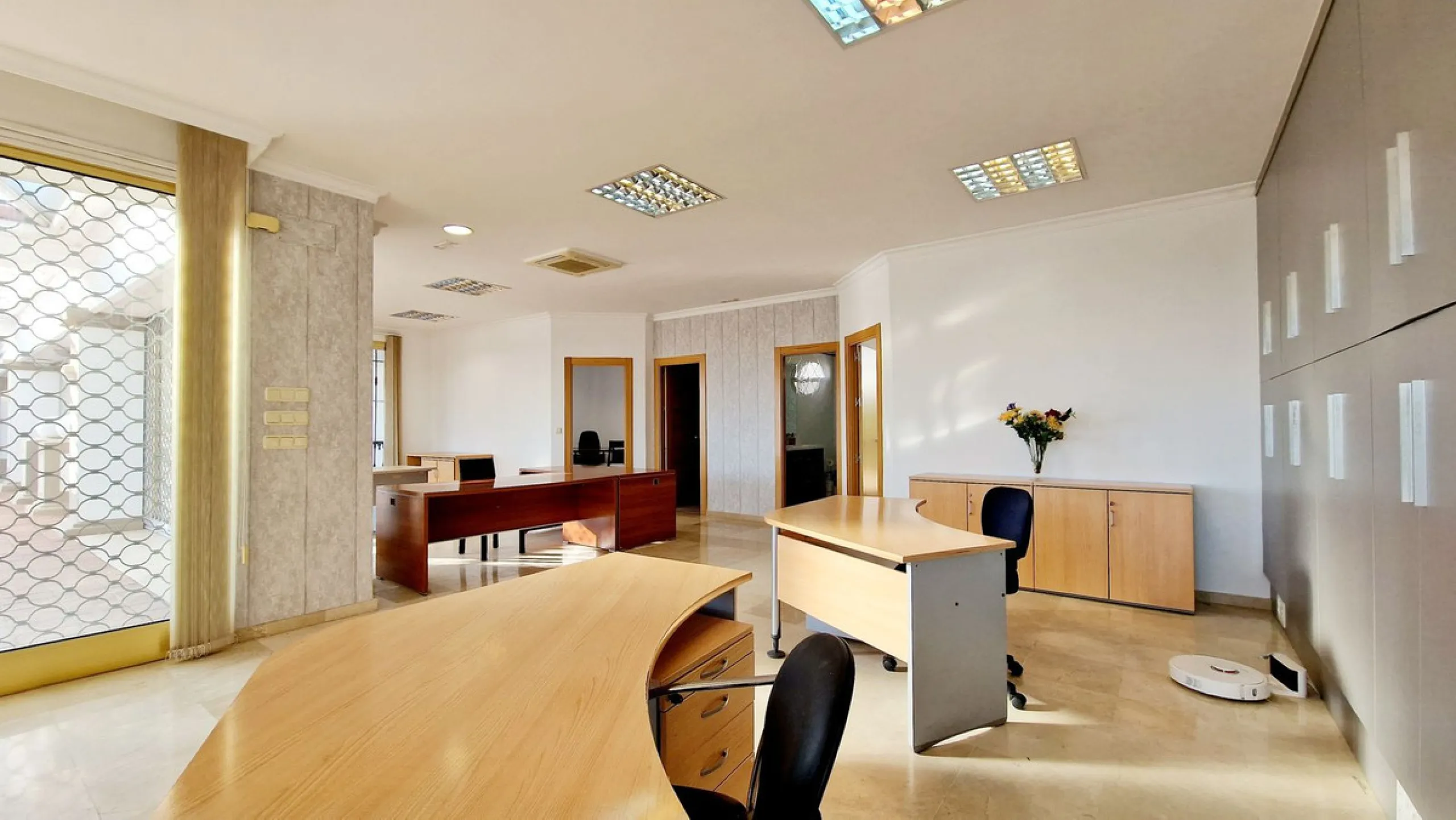 Commercial - Office в продаже в Estepona, Málaga. В доме 2 спален и 1 ванных комнат. Площадь дома 94 м²